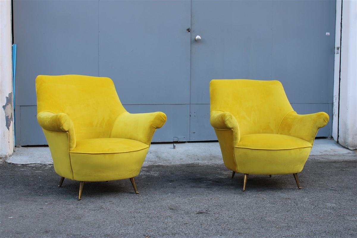 Coppia di poltrone degli anni 1950 restaurate con velluto giallo limone , piedi in solido ottone, Isa Bergamo produzione.