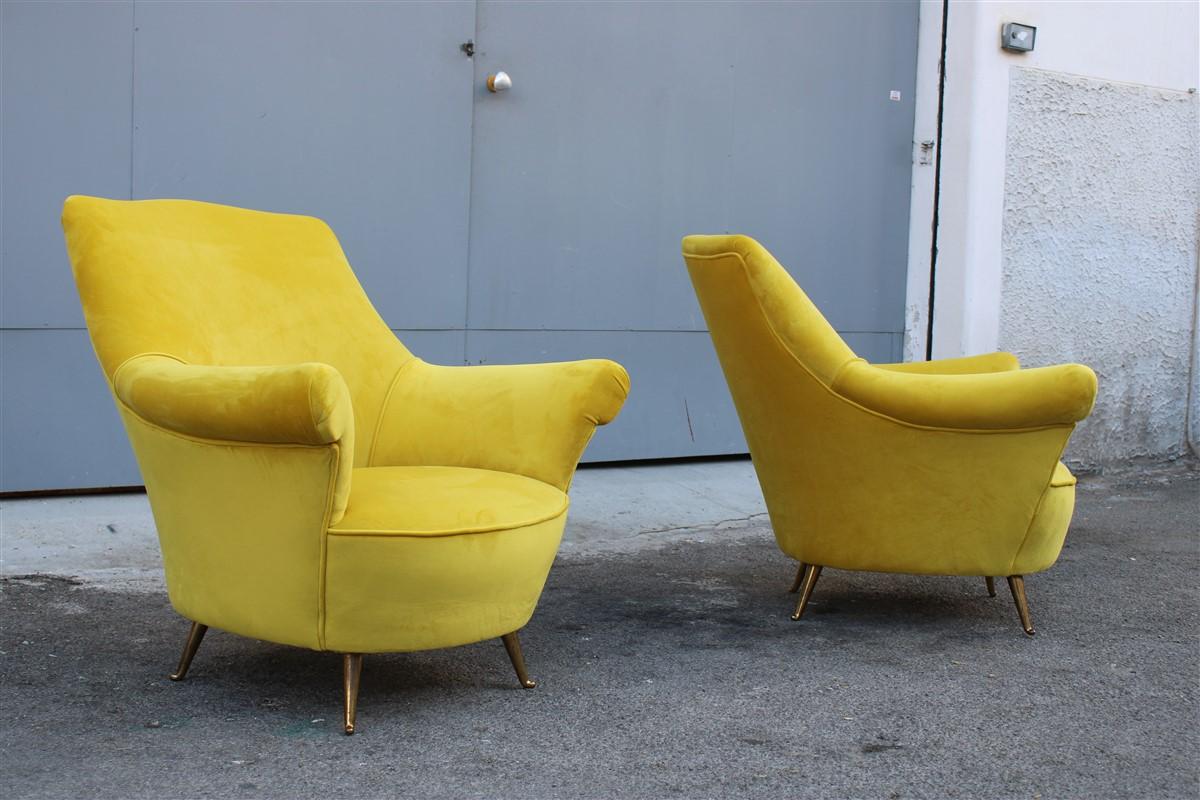 Poltrone Mid-century Isa Bergamo Velluto Giallo piedi Ottone In condizioni buone a Palermo, Sicily