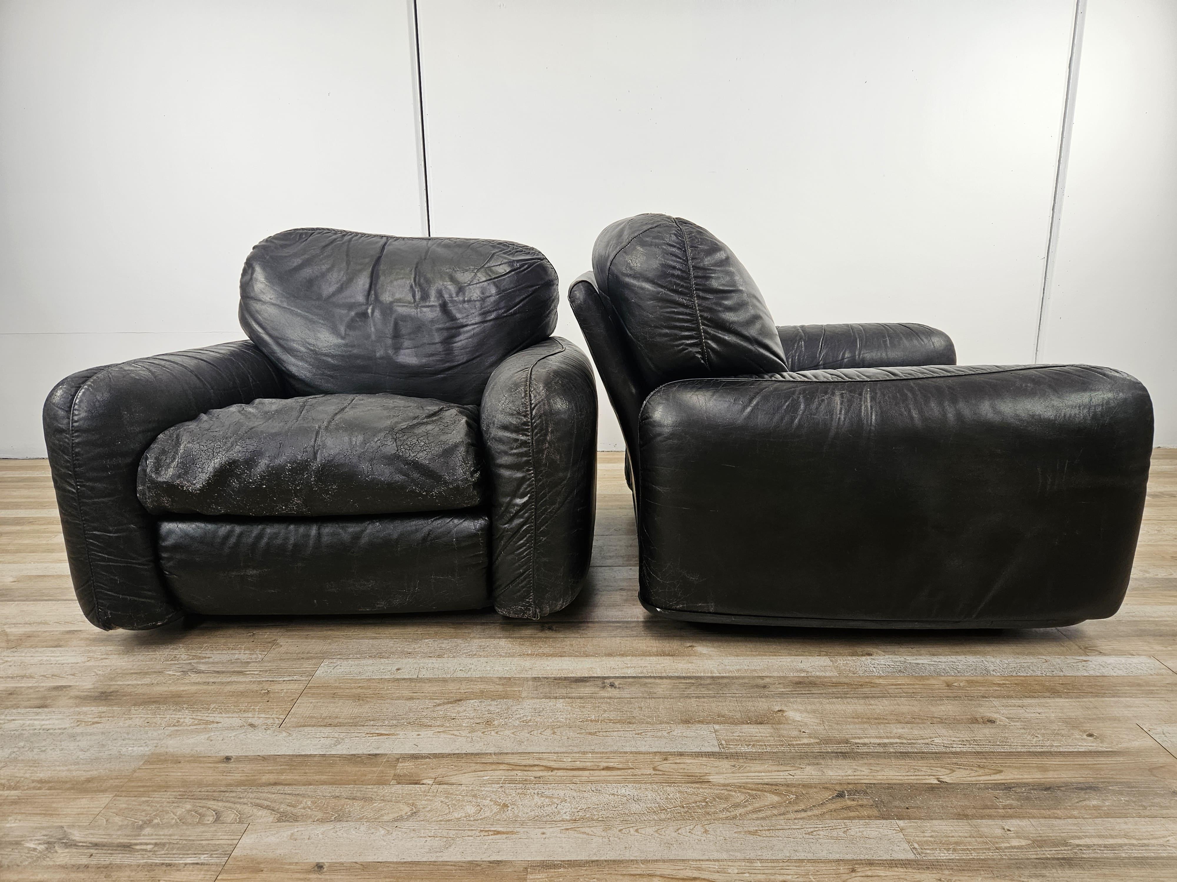 Paire de fauteuils en cuir noir par Arrigo Arrigoni pour Busnelli, circa 1970 production.

Modelés 