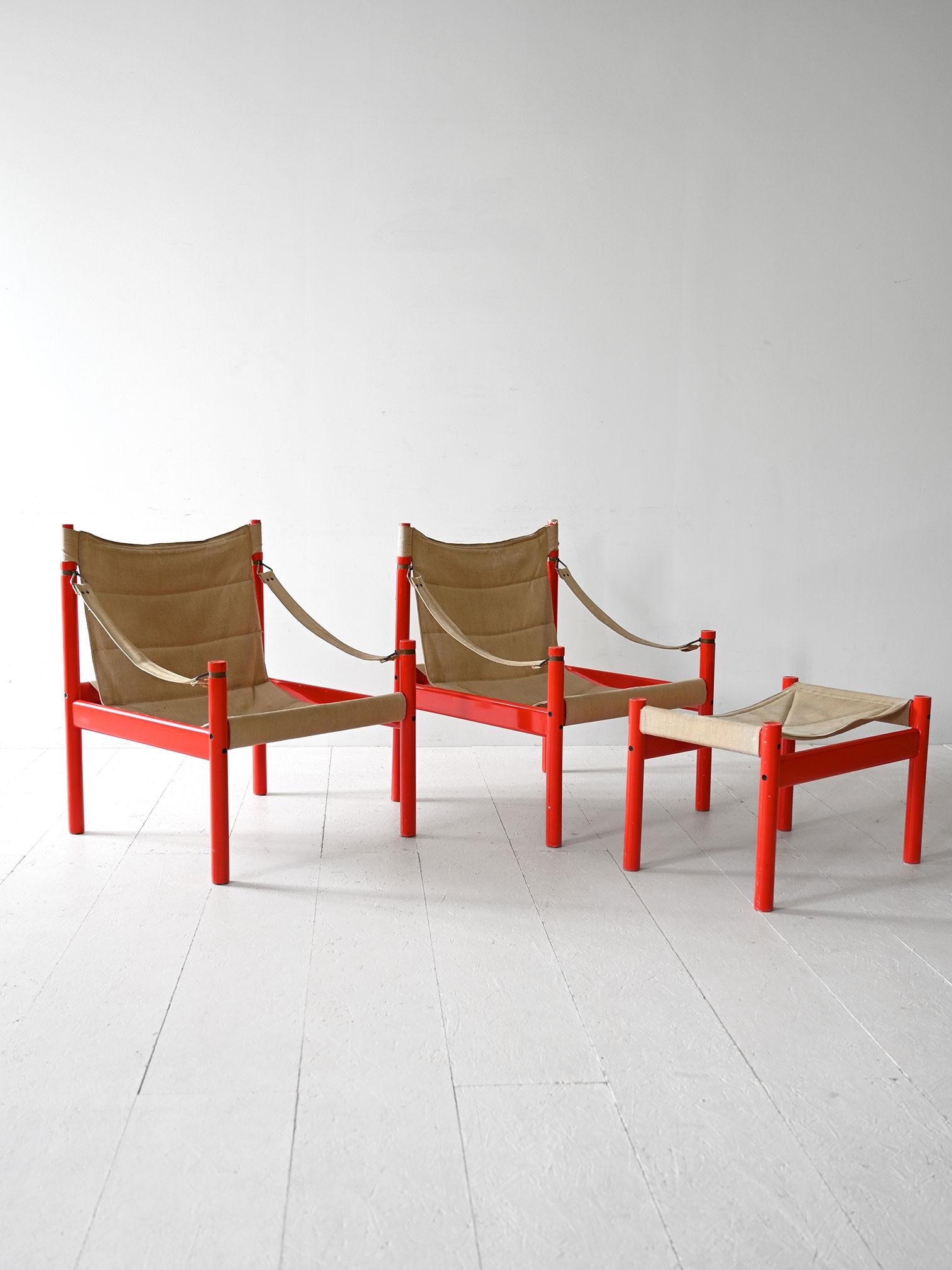 Coppia di poltrone scandinave con struttura in legno laccata di rosso e seduta in stoffa color crema. É presente anche un poggiapiedi coordinato. 

Originali e moderne sono perfette per caratterizzare un ambiente con un tocco di colore e sapore