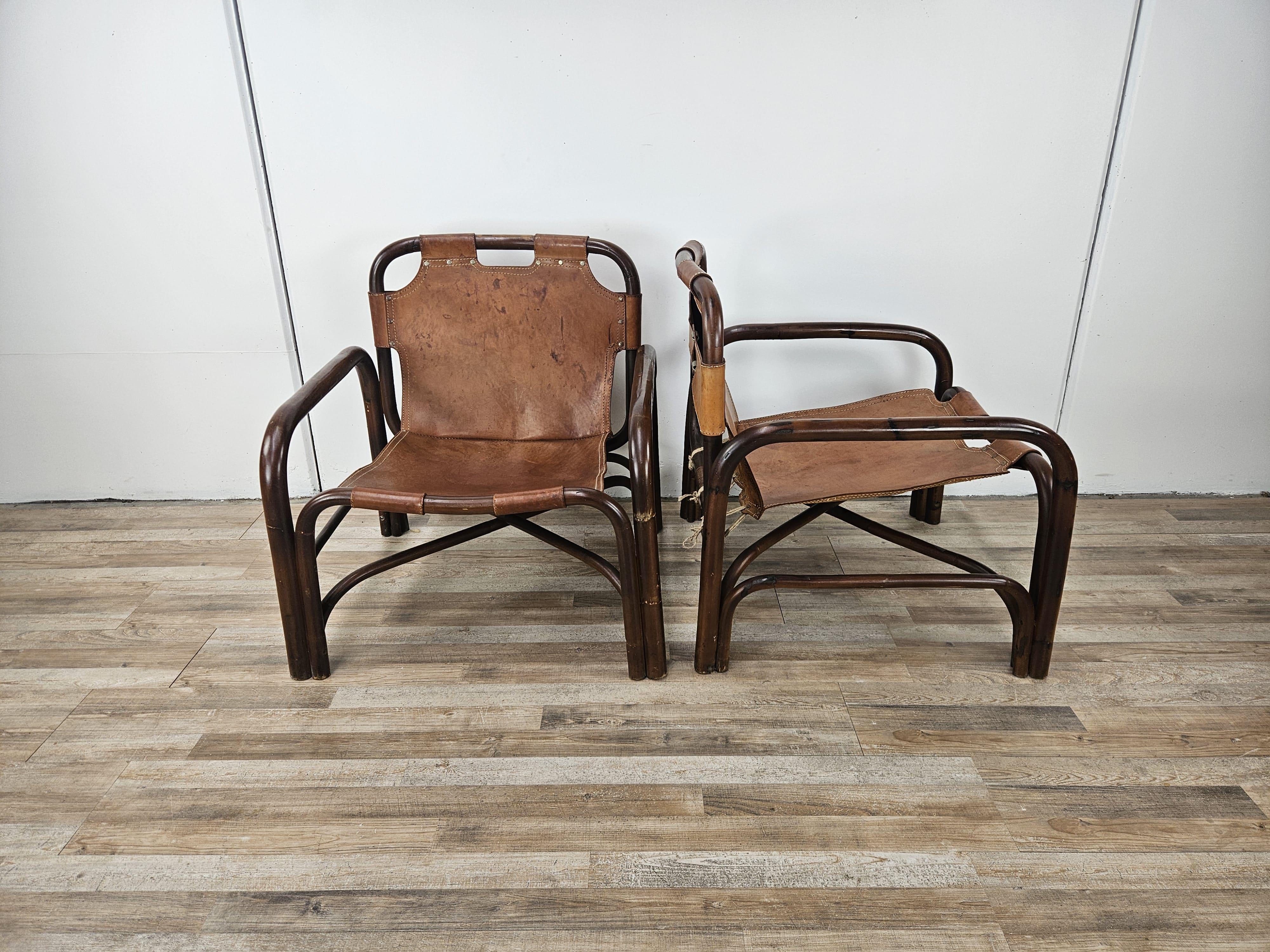 Pareja de sillones modelo Safari diseñados por Tito Agnoli en la década de 1960 con estructura de bambú y asientos de cuero marrón claro.

Marcas normales debidas a la edad y al uso, el cuero se limpió en la medida de lo posible con un producto