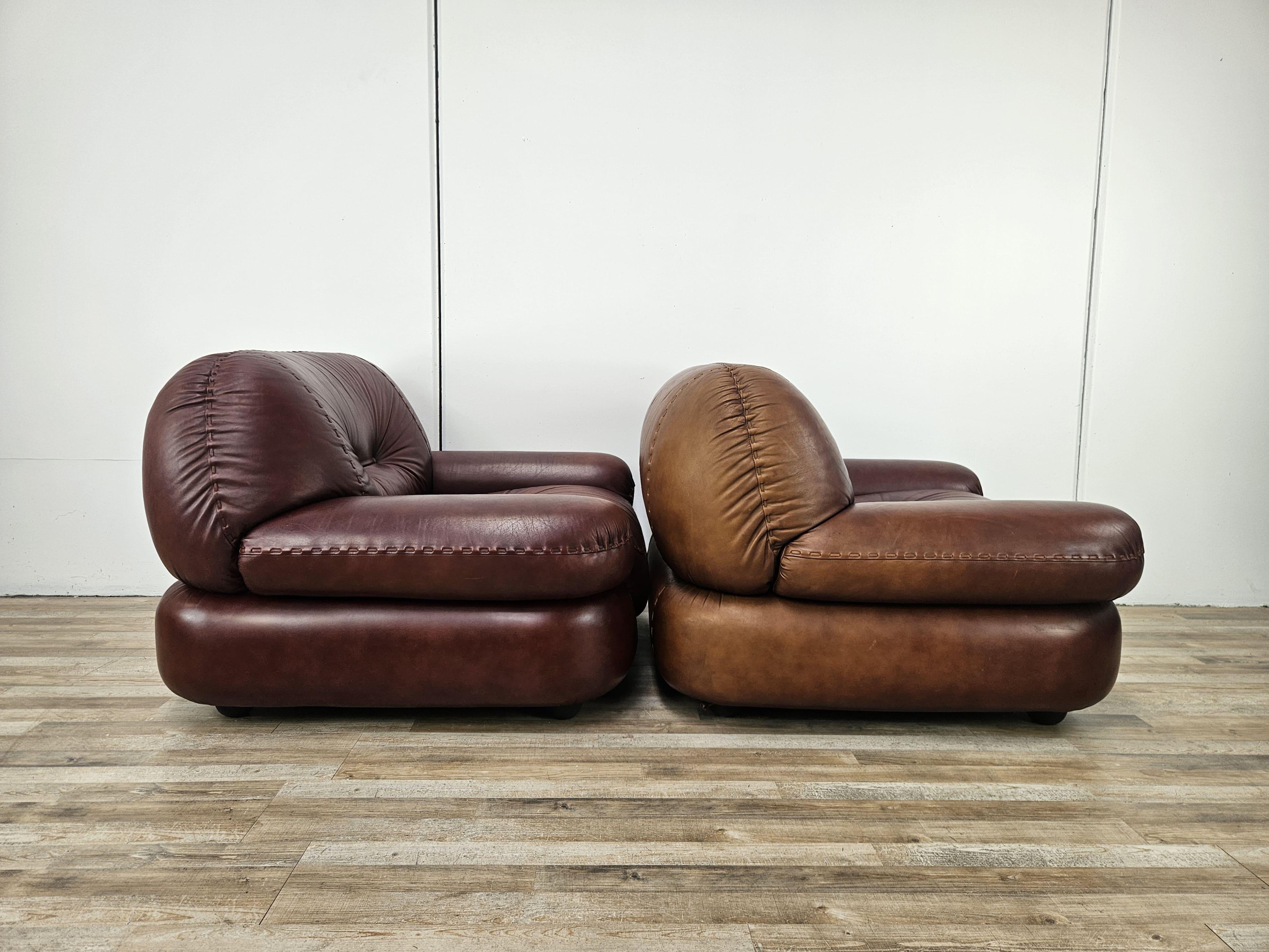 Pareja de grandes sillones vintage Sapporo de Mobilgirgi, producción italiana de los años 70 en cuero marrón.

Gracias a su línea y moderno diseño, los sillones pueden combinarse con diversos tipos de ambiente, son muy cómodos y robustos.

Uno de