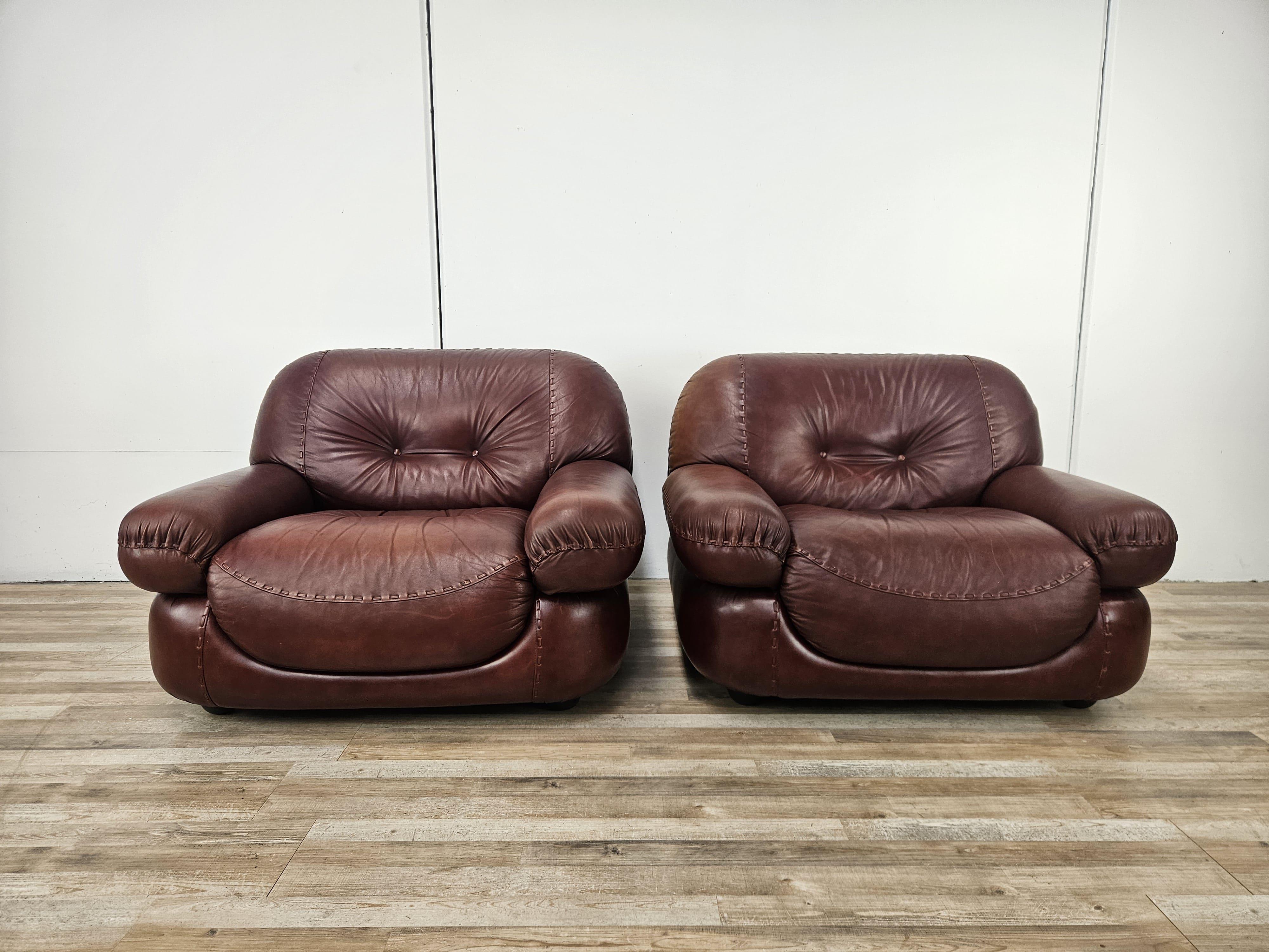 Sillones Sapporo de Mobilgirgi en cuero marrón de los años 70 Late 20th Century en venta