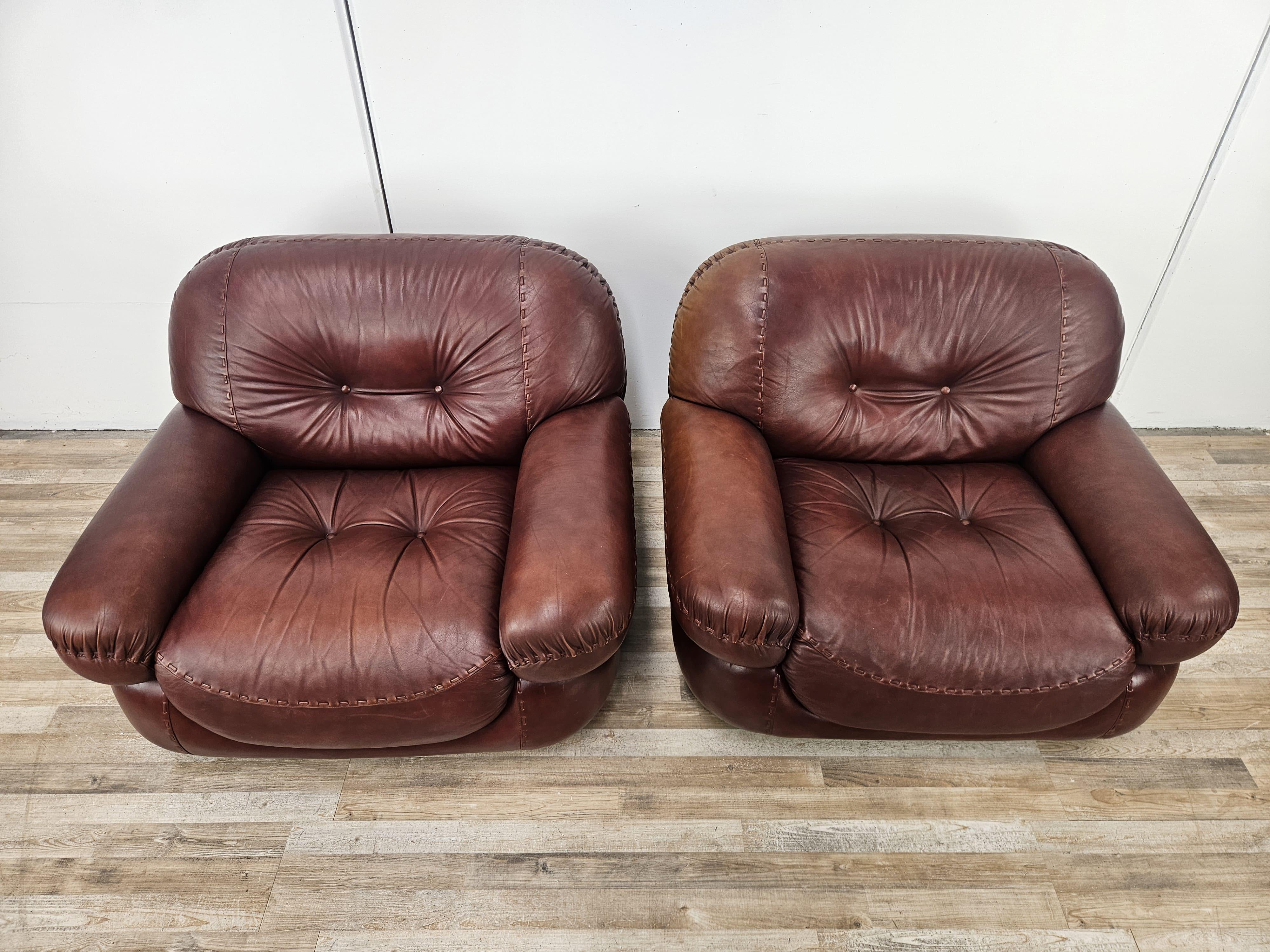 Sillones Sapporo de Mobilgirgi en cuero marrón de los años 70 Cuero en venta