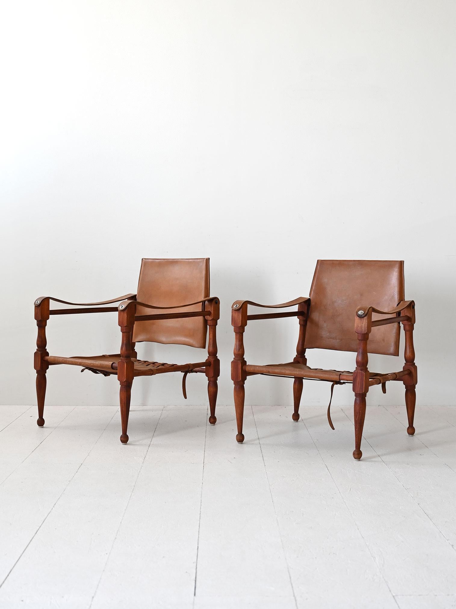 Sillas icónicas diseñadas con armazón de madera maciza y asiento con reposabrazos de cuero. 

Los sillones Safari no son sólo un elemento funcional, sino también una obra de arte que refleja la atención al diseño y la calidad típicos de la tradición