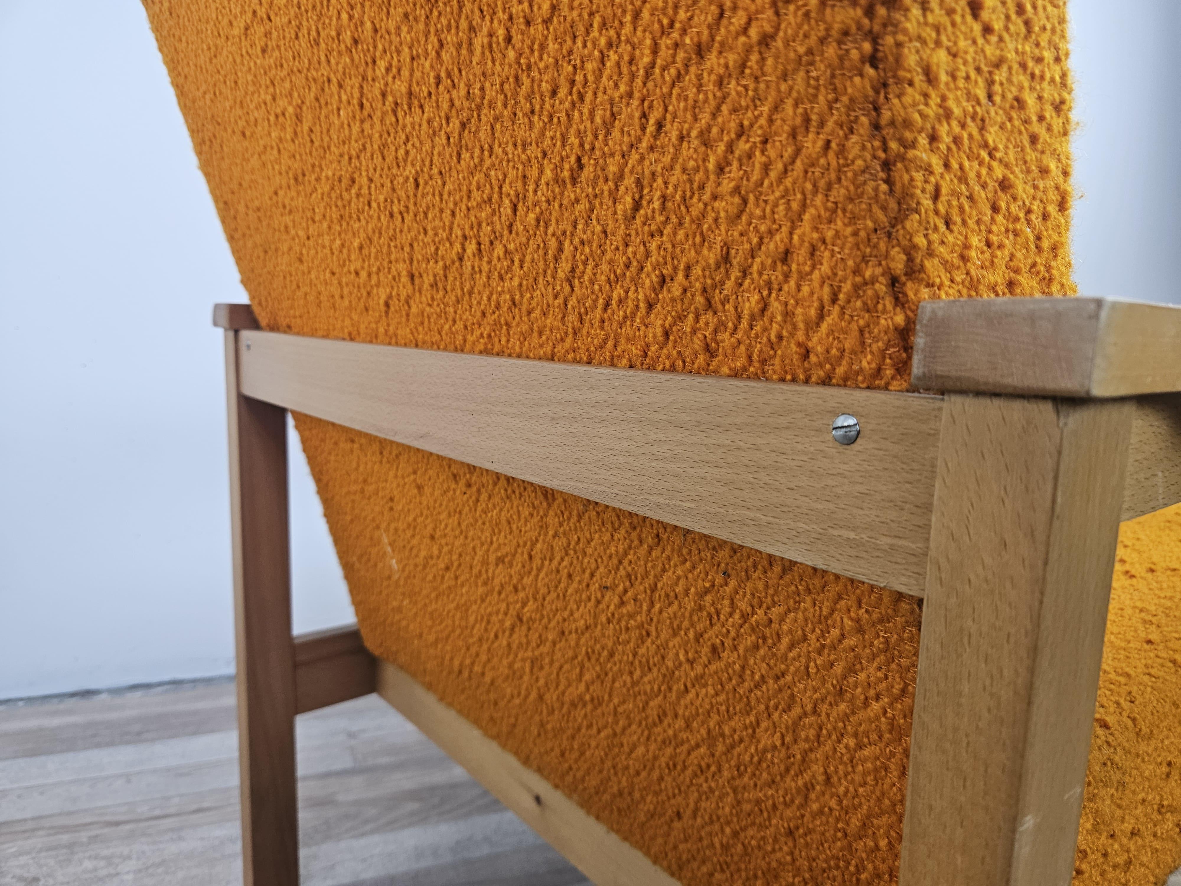 Poltrone ungheresi Mid Century in legno e stoffa vintage 8