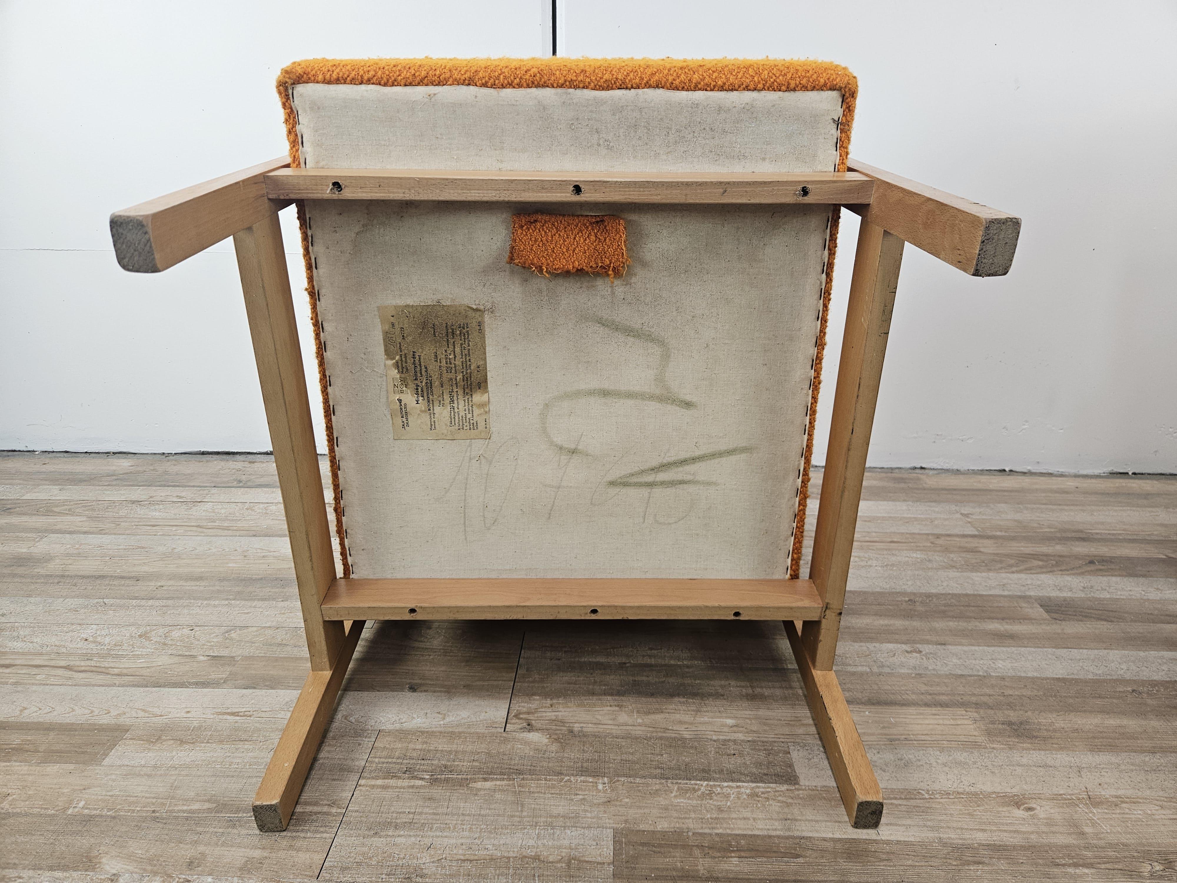 Poltrone ungheresi Mid Century in legno e stoffa vintage 10