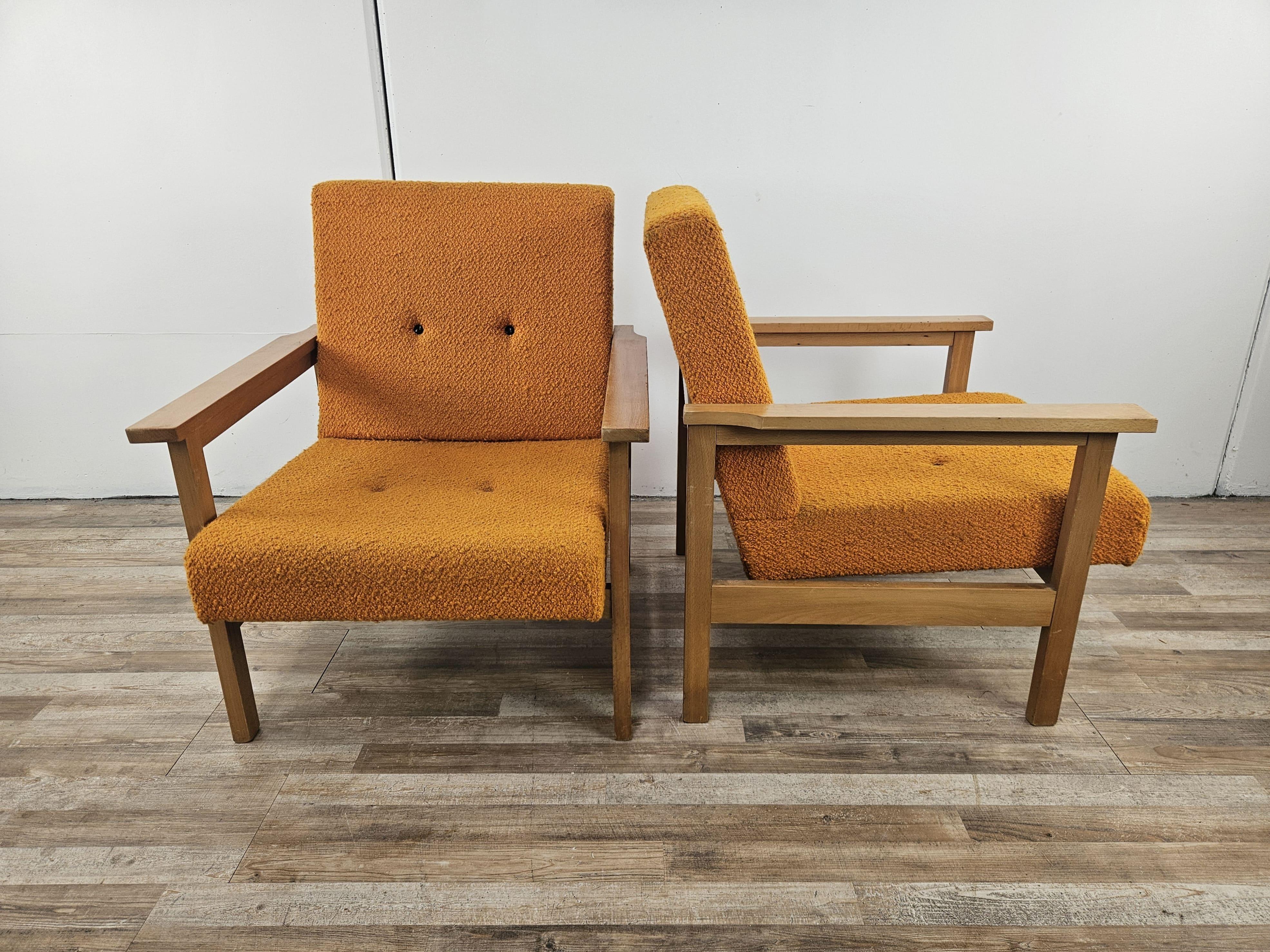Coppia di poltrone anni '60-'70 con struttura in legno e imbottitura in stoffa originale dell'epoca. 

Sotto la seduta riportano l'etichetta di produzione ungherese di Zala Bútorgyár.