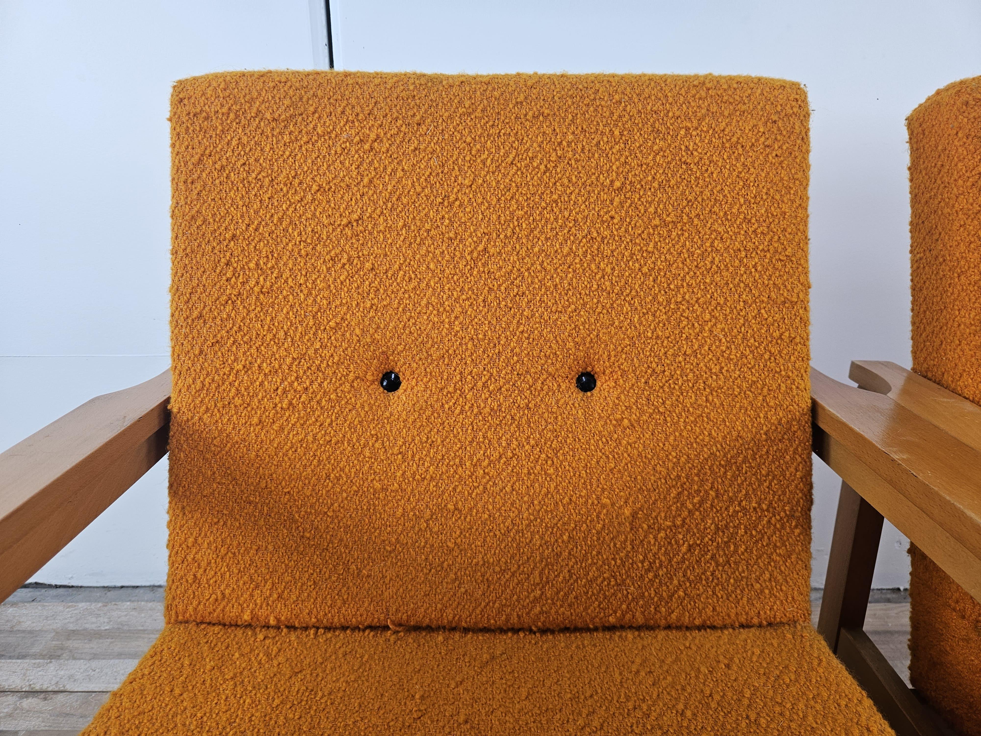 Mid-20th Century Poltrone ungheresi Mid Century in legno e stoffa vintage