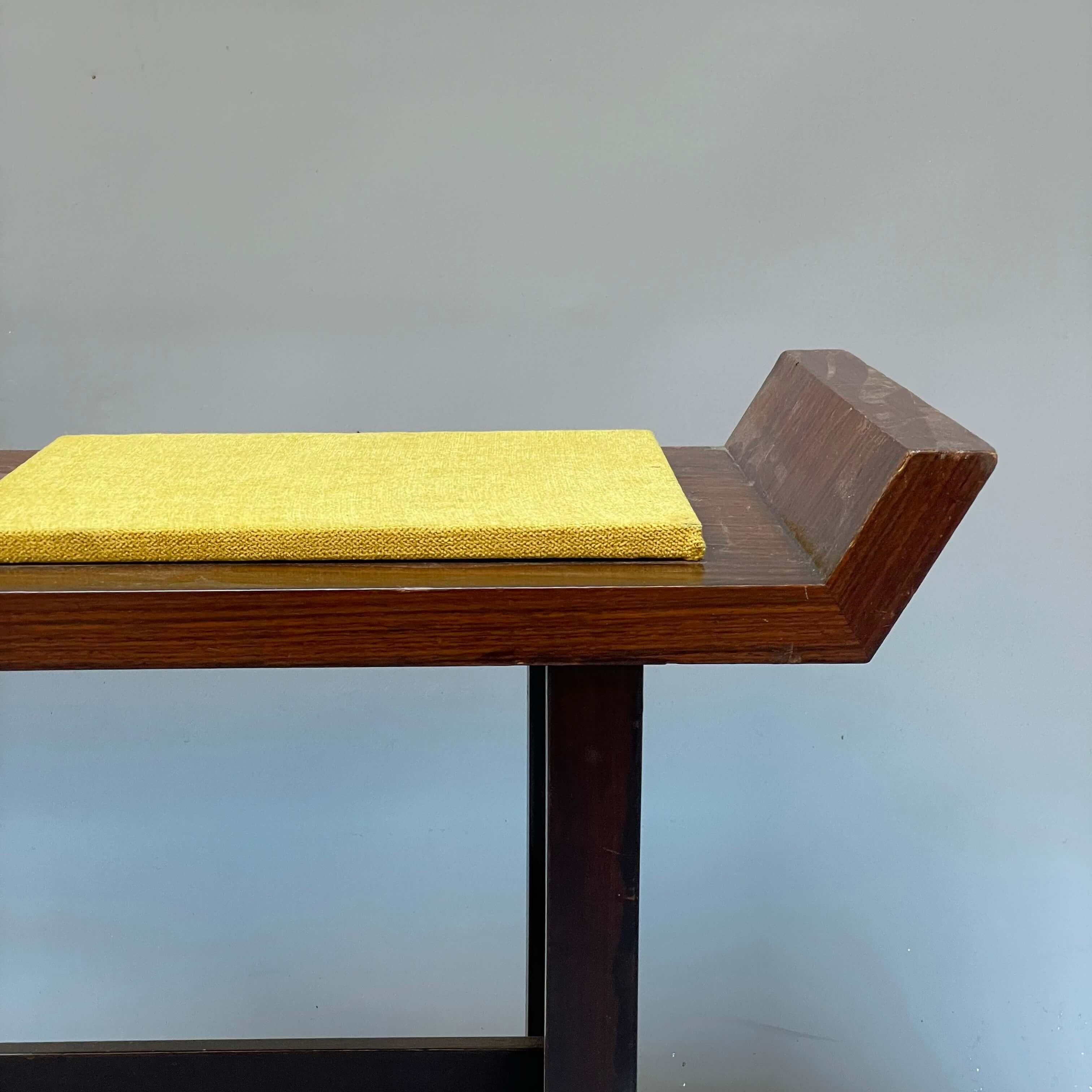 Petit banc produit par Poltronova. Design des années 1960, moderne et frais, grâce au coussin de couleur jaune.