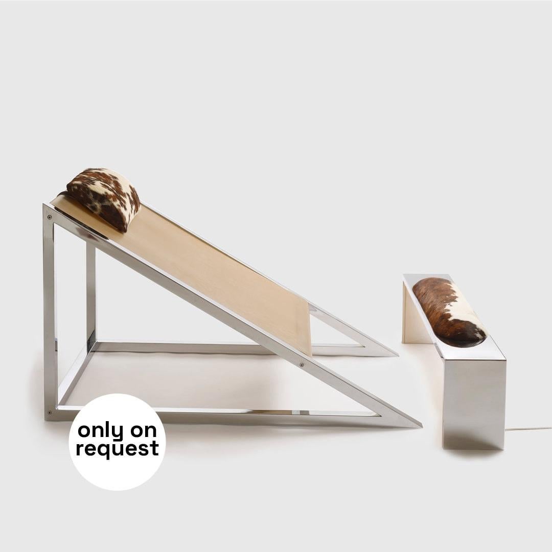 La poltrona Mies è nata nel 1969 dall'idea di utilizzare una striscia di para-gomma o gomma d'India - materiali resistenti ed elastici - come seduta. La struttura, un triangolo in metallo cromato, esalta la purezza della Silhouette. I cuscini del