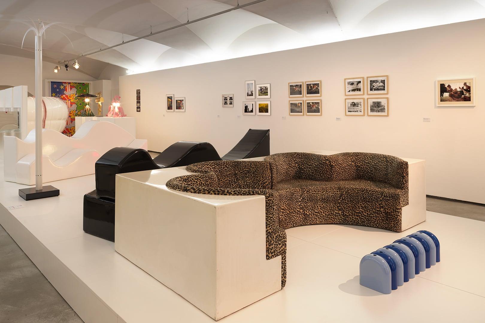 The Safari sofa is a multiple seat with the profile of the backrest shaped like a series of waves, one gathers in the central void, accessed through an opening, as in a sort of tribal ritual. The piece of furniture consists of four pieces of two