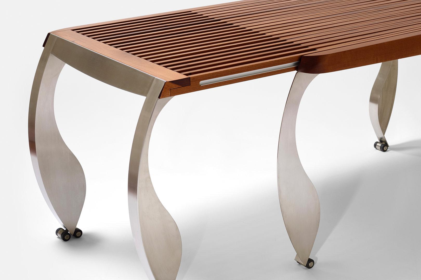 La mesa extensible Split, diseñada por Ron Arad en 1990 para Poltronova, fue uno de los primeros artículos no autoproducidos por el diseñador inglés. Fuera de producción durante muchos años, se reinsertó en el catálogo en 2012, en el contexto del