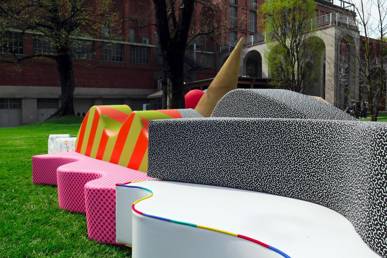 XXI secolo e contemporaneo Poltronova SUPERONDA DRESSING Dynamic Sofa di Archizoom Associati in vendita
