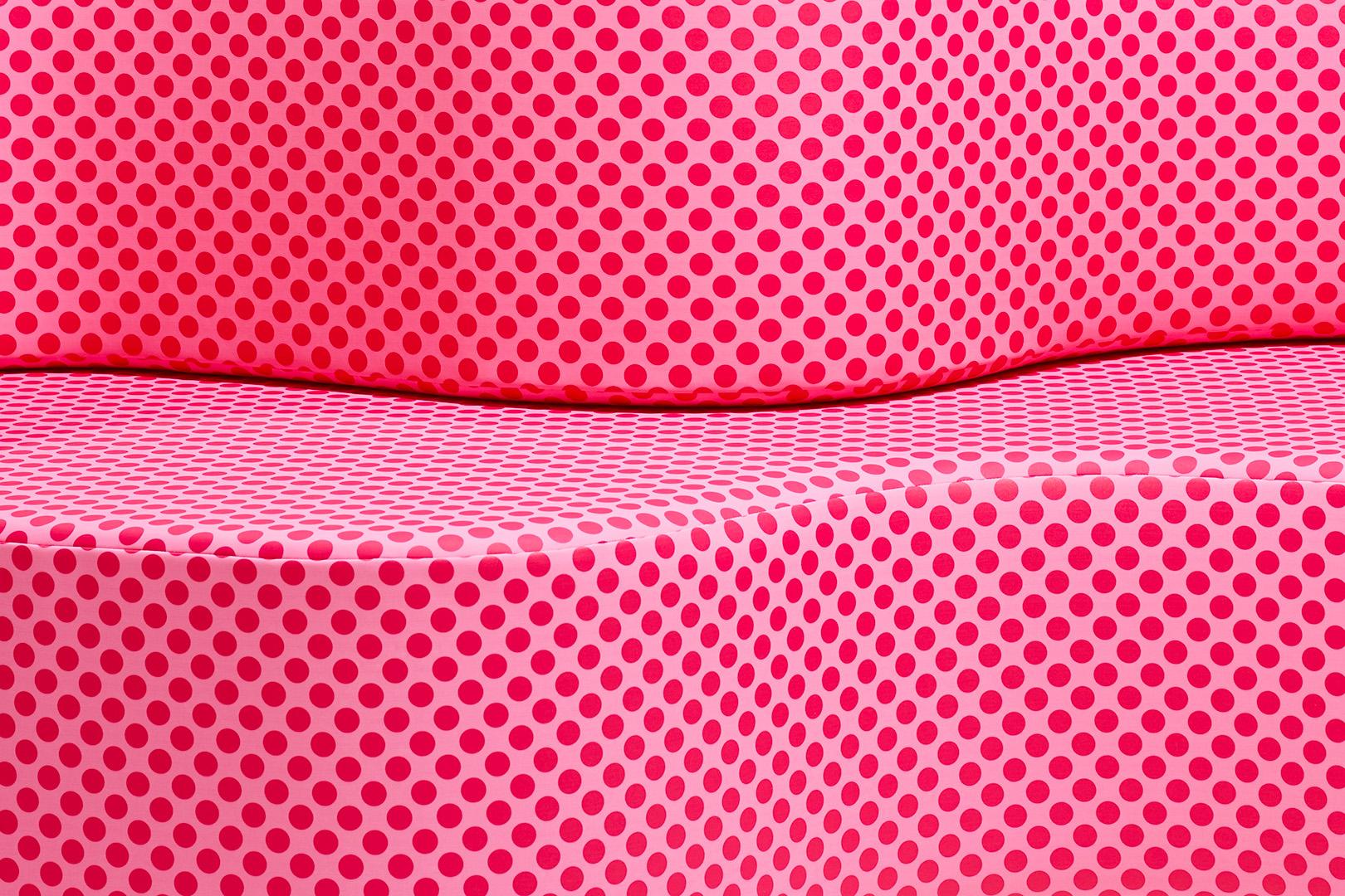 Nel 2017 Poltronova rende omaggio a Superonda - un mobile iconico anti-design che conserva appieno la sua natura oltraggiosamente giocosa - chiamando tutti i membri del team Radical a disegnare un nuovo outfit celebrativo per le sei Superonda in
