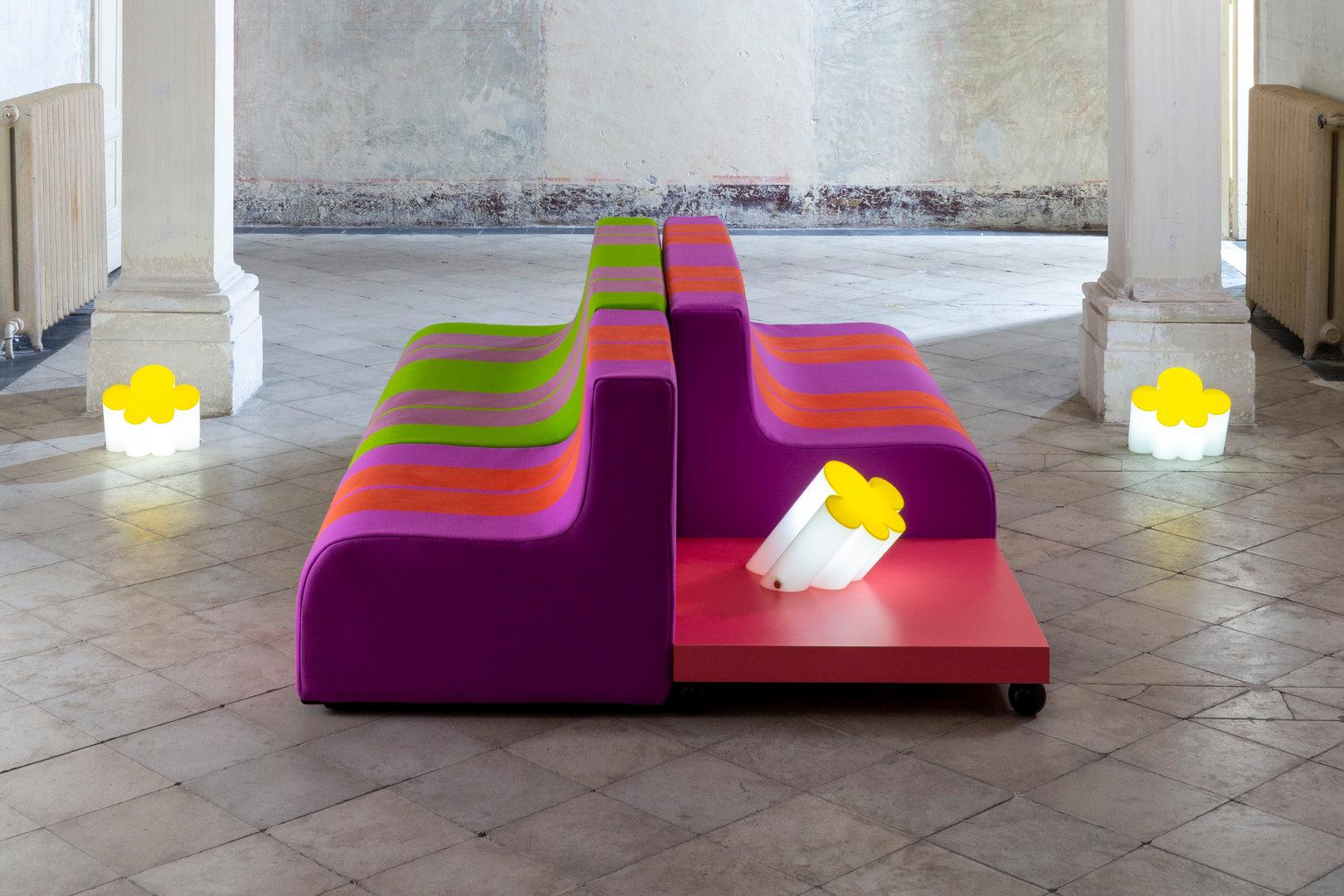 La petite table T02, comme la T01, a été conçue par Superstudio pour compléter le projet de siège Sofo. Il se compose d'un plateau stratifié reposant sur quatre pieds de forme sphérique. Il est de la même taille que le fauteuil Sofo, ce qui
