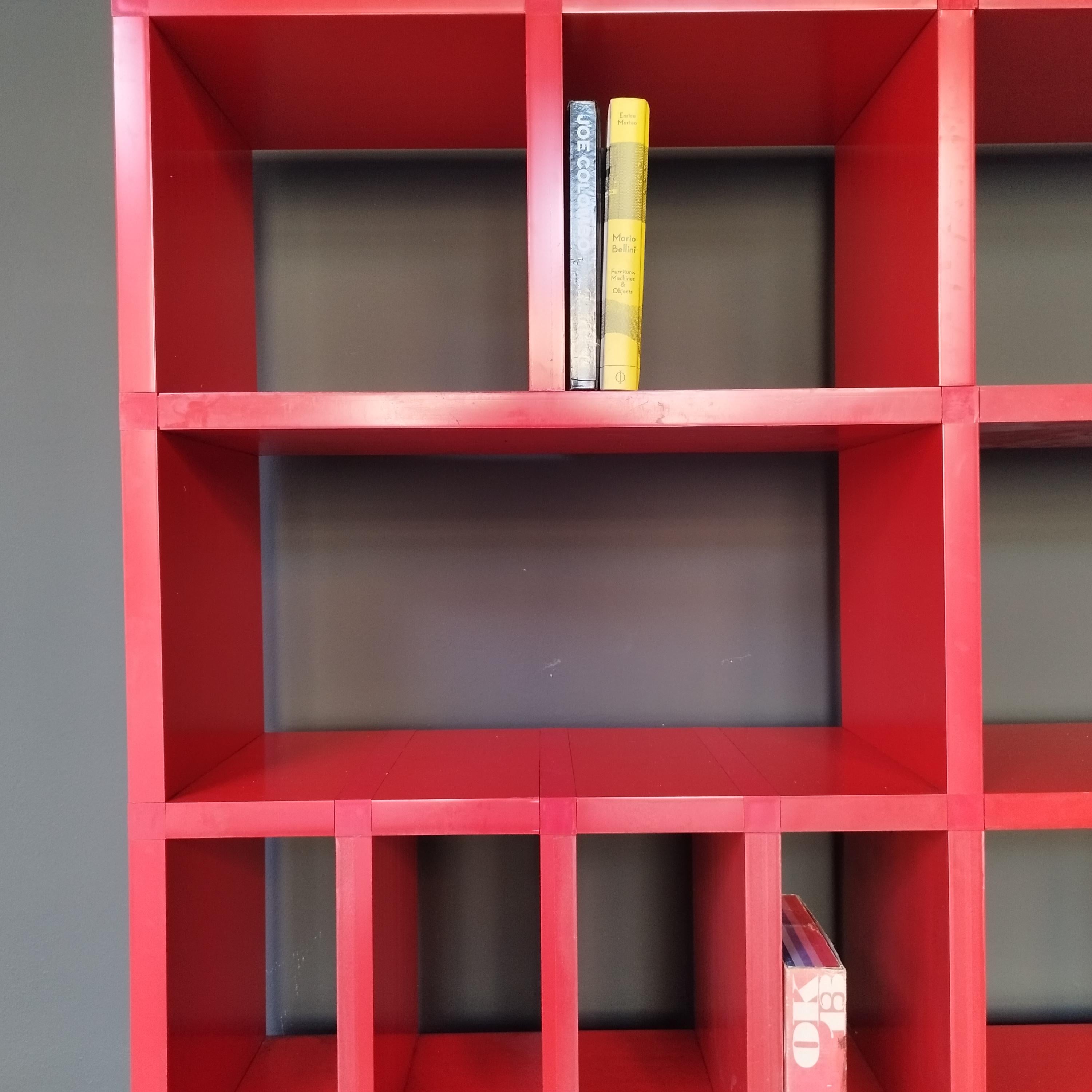 Bibliothèque en plastique Polvara par Giulio Polvara pour Kartell.

La bibliothèque Polvara peut être assemblée de différentes manières et comprend 6 grands tiroirs, qui peuvent être équipés de roulettes.

La bibliothèque est toujours en production,