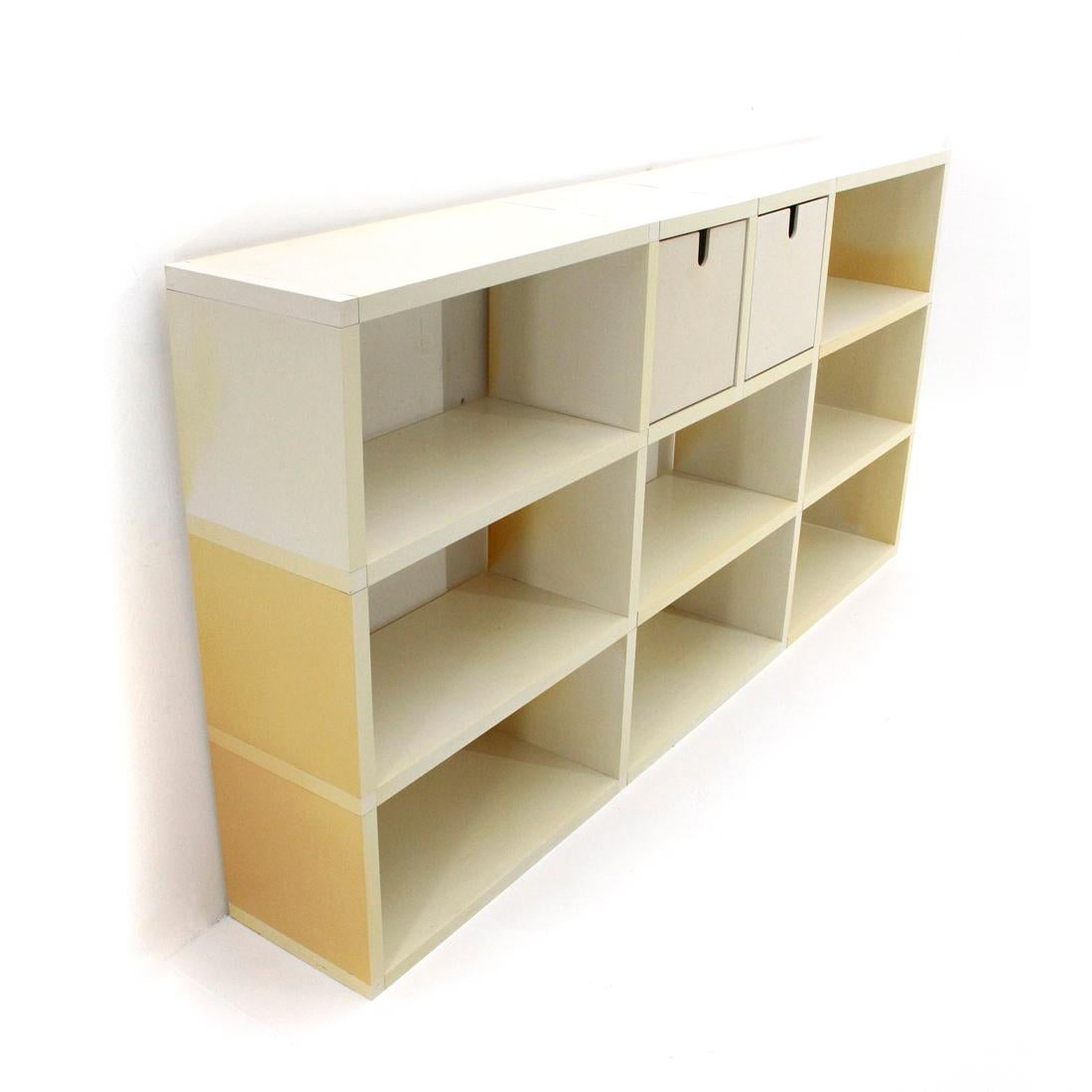 Library produced in the 1970s by Kartell, designed by Giulio Polvara.
Structure in plastic elements of various lengths that can be joined together.
Two cubes in expanded polyurethane containers.
Structure in good condition, marks and halos due to
