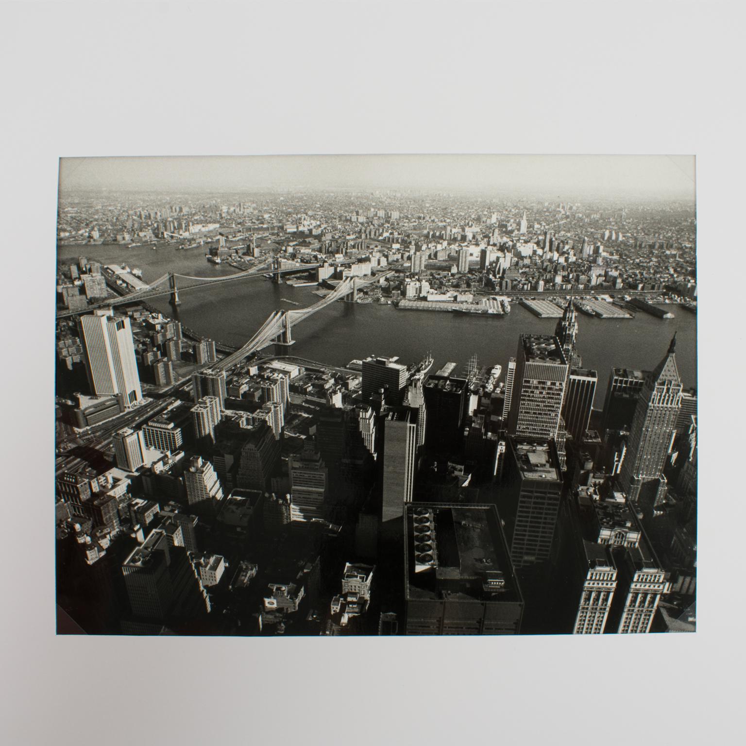 New York und der East River, Silber-Gelatine-Schwarz-Weiß-Fotografie von 1975 – Photograph von Poly-Press (Press Agency)