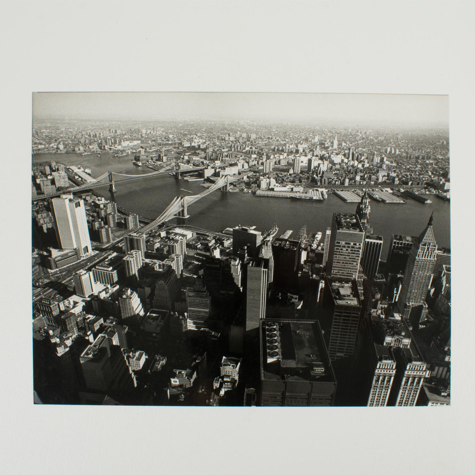New York und der East River, Silber-Gelatine-Schwarz-Weiß-Fotografie von 1975 (Moderne), Photograph, von Poly-Press (Press Agency)