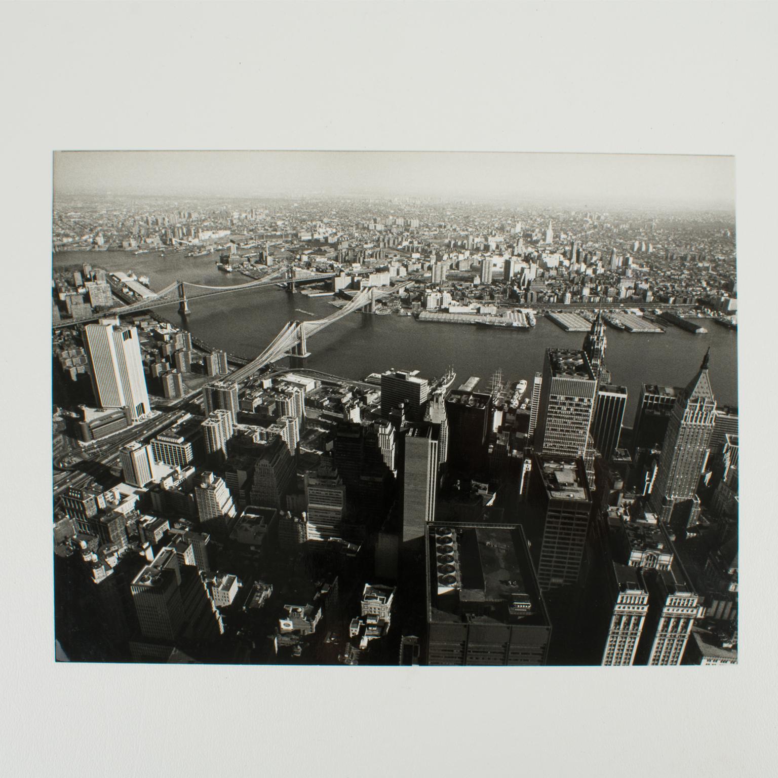 New York e l'East River, 1975 Fotografia alla gelatina d'argento in bianco e nero - Photograph Moderno di Poly-Press (Press Agency)