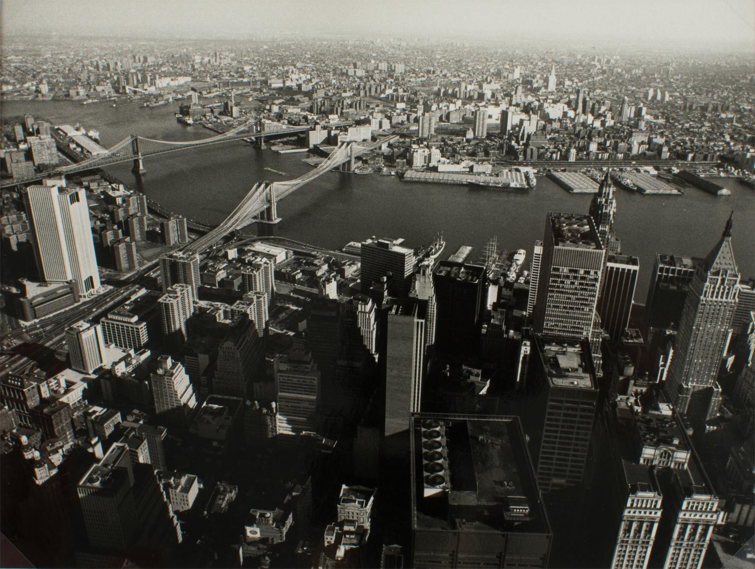 Poly-Press (Press Agency) Black and White Photograph – New York und der East River, Silber-Gelatine-Schwarz-Weiß-Fotografie von 1975