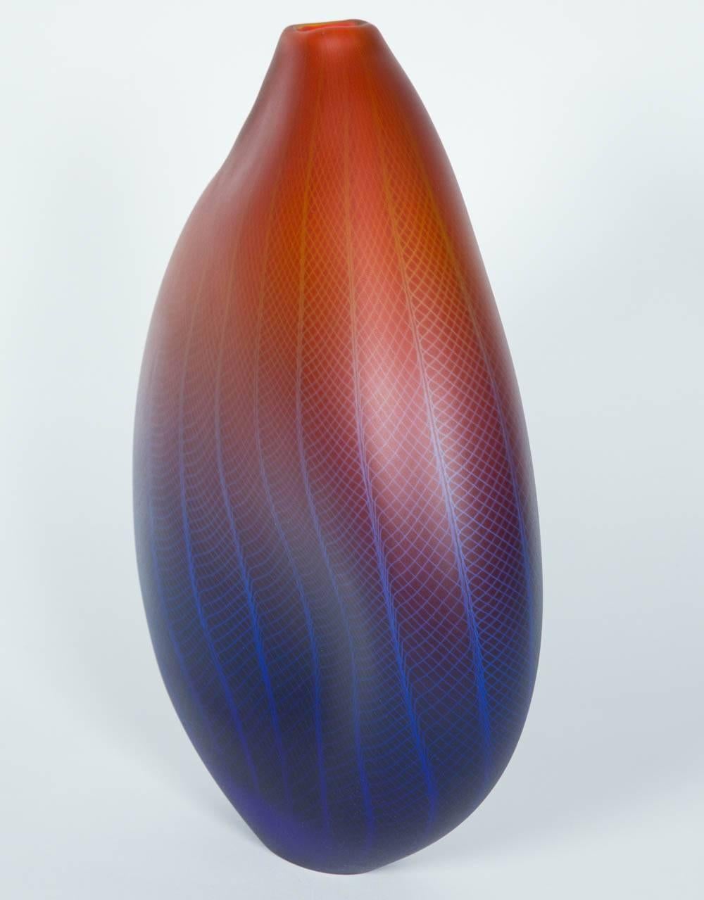 Fatto a mano Polychromatic Interleave 005, un vaso di vetro unico in rosso e blu di Liam Reeves in vendita