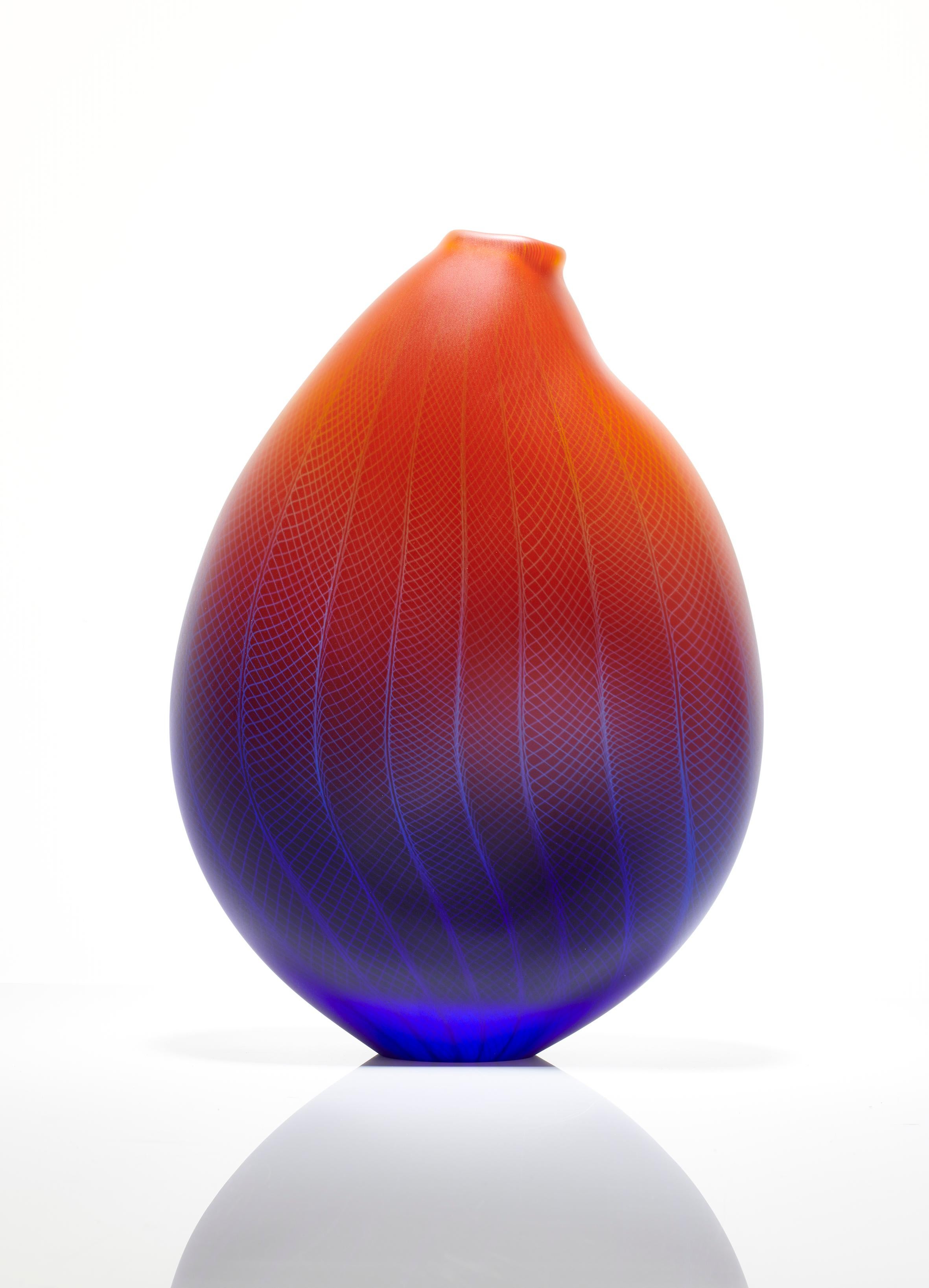 XXI secolo e contemporaneo Polychromatic Interleave 005, un vaso di vetro unico in rosso e blu di Liam Reeves in vendita