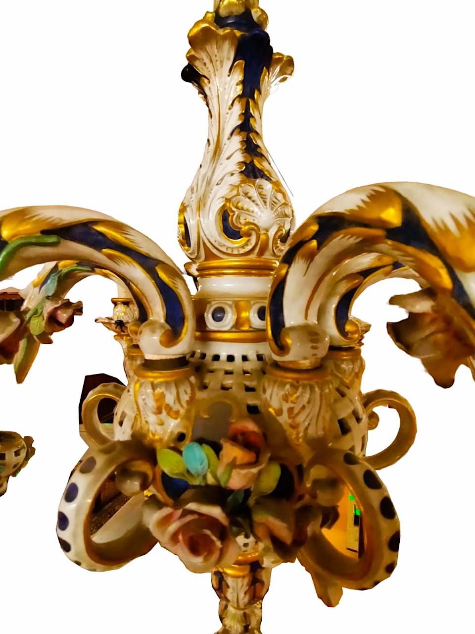 Polychrome Capodimonte Porcelain Chandelier, from the 1950s. In Good Condition For Sale In Cesena, FC