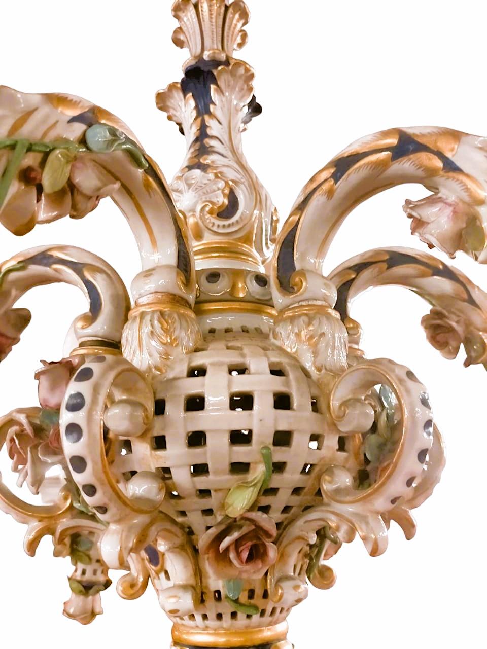 Polychrome Capodimonte Porcelain Chandelier, from the 1950s. In Good Condition For Sale In Cesena, FC