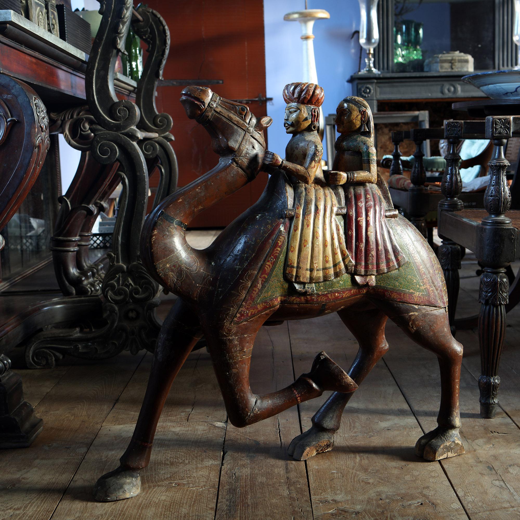 Mahagoni-Kamelie und Reiter aus geschnitztem Holz im Rajasthani-Stil, polychrom (19. Jahrhundert) im Angebot