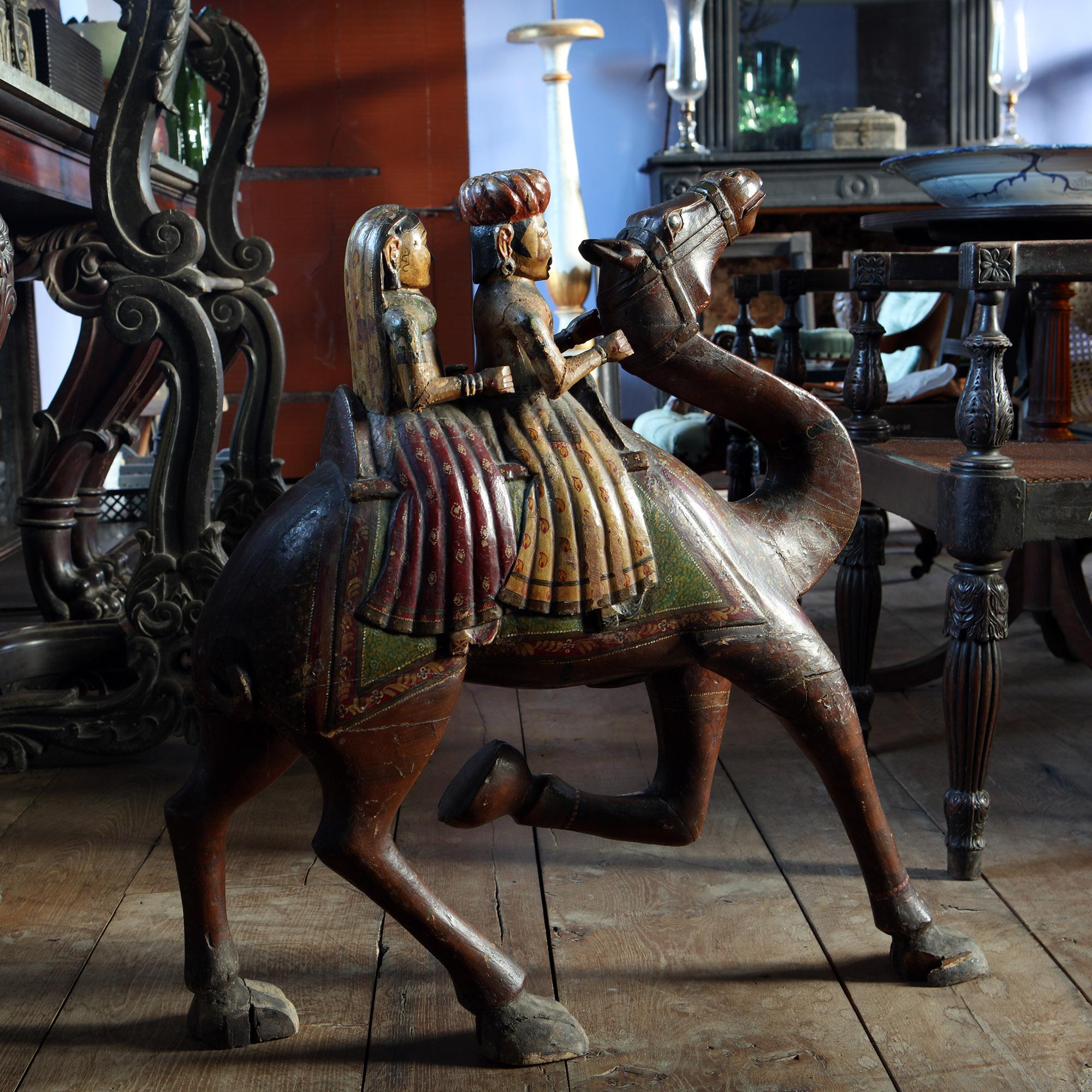 Mahagoni-Kamelie und Reiter aus geschnitztem Holz im Rajasthani-Stil, polychrom (Teakholz) im Angebot