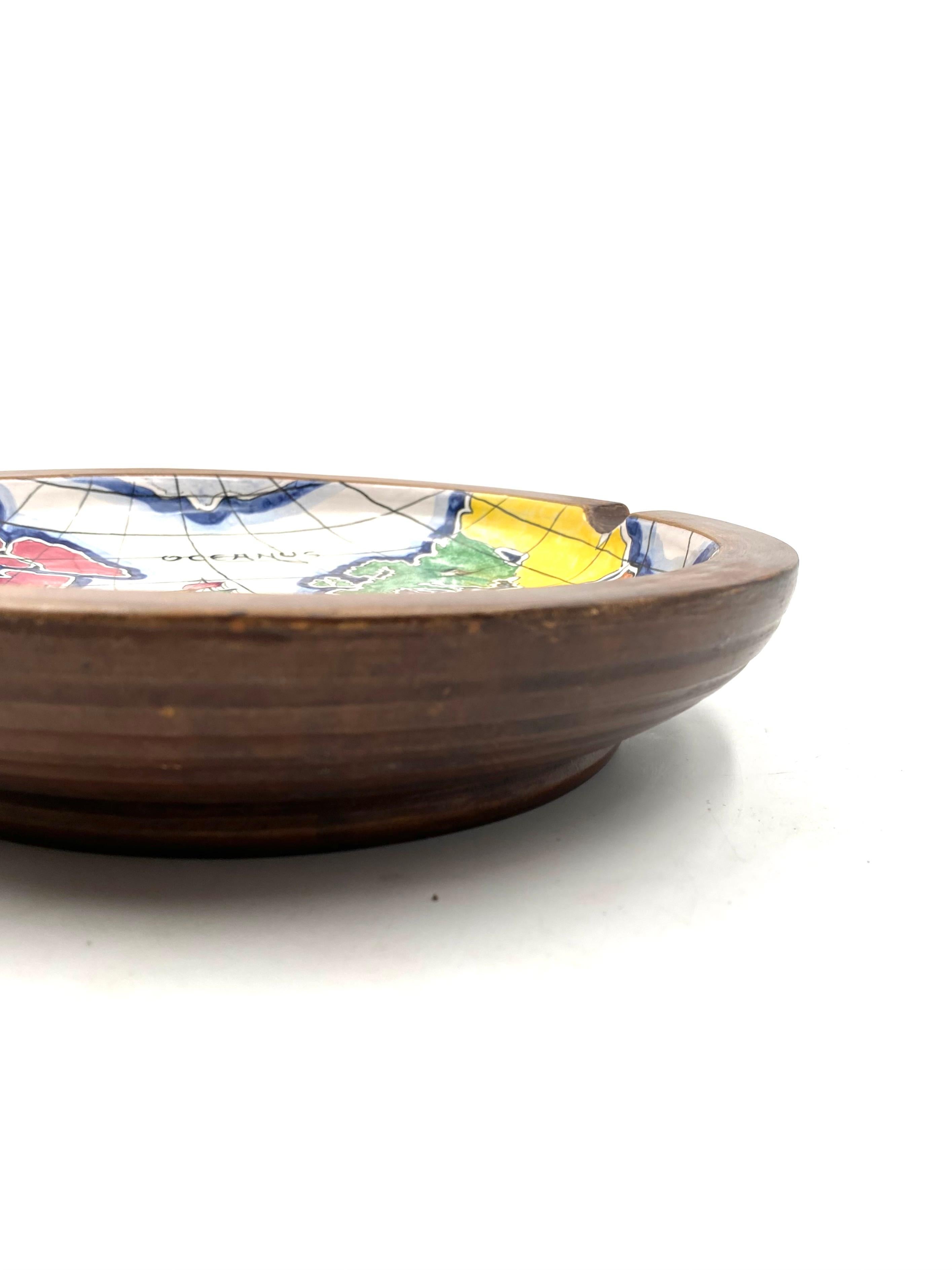 Polychrome Ceramic World Map Catchall / Ashtray, Zaccagnini, Italy, 1940s In Excellent Condition For Sale In Firenze, IT