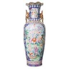 Grand vase en porcelaine rose représentant une scène de chasse chinoise polychrome, années 1960