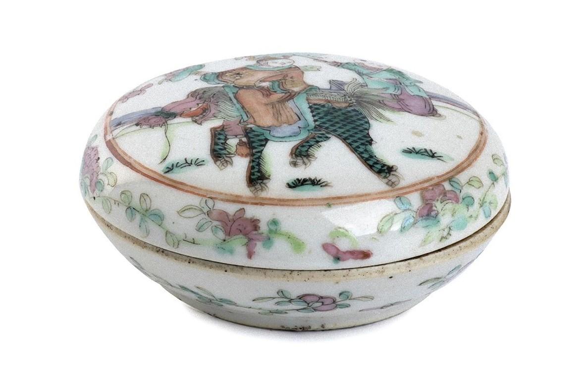 Polychrome chinesische Porzellanschachtel mit Deckel, China, frühes 20. Jahrhundert (Chinesisch) im Angebot