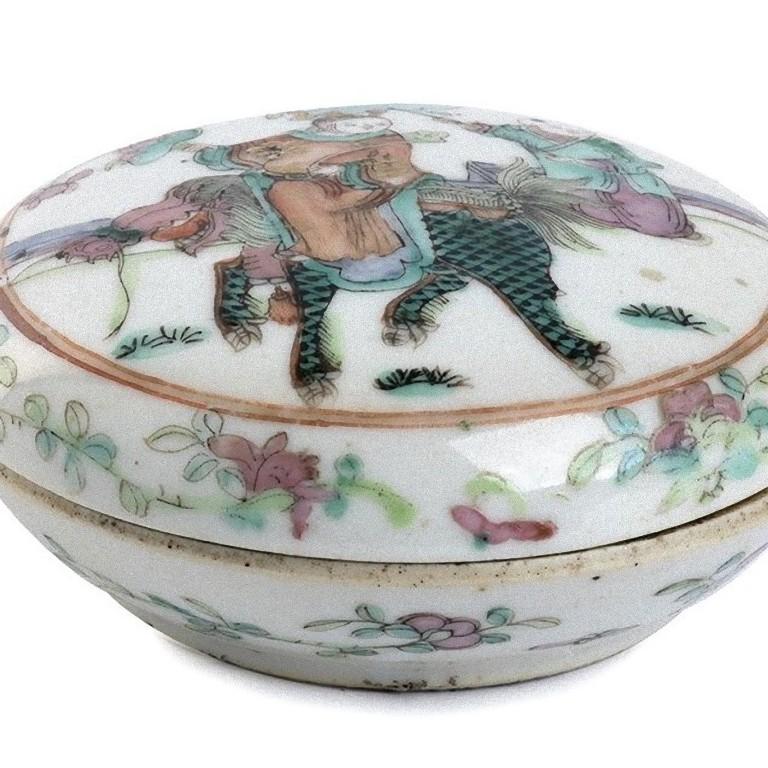 Polychrome Chinese Porcelain Box with Lid, China, Early 20th Century For Sale 1