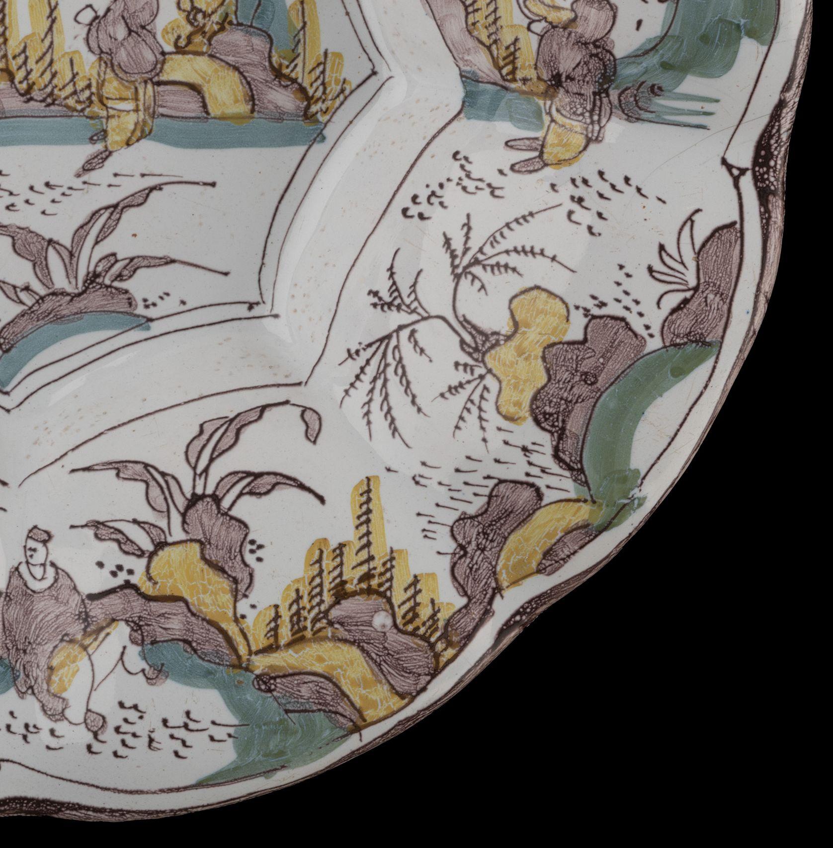 Polychrome Chinoiserie Lobed Dish Delft, 1680-1690 For Sale 2