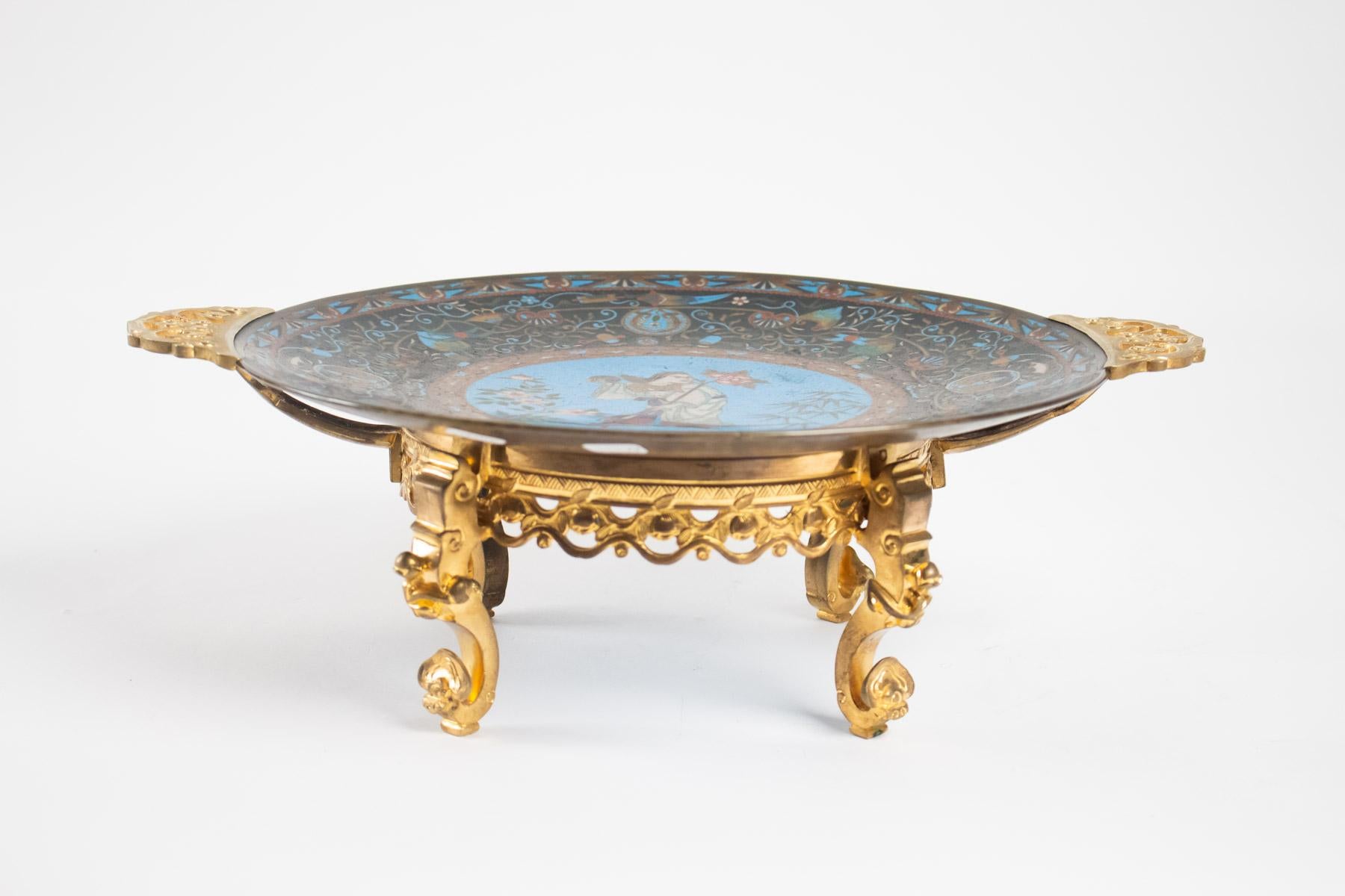 Polychrome Cloisonné enameled dish with decorative character and entrelcss fleuris, Japan,
Late Edo-early Meiji (1830-1870)
Gilded bronze mount with Japanese decoration, France, circa 1880
Measures: H 12cm, D 30cm.