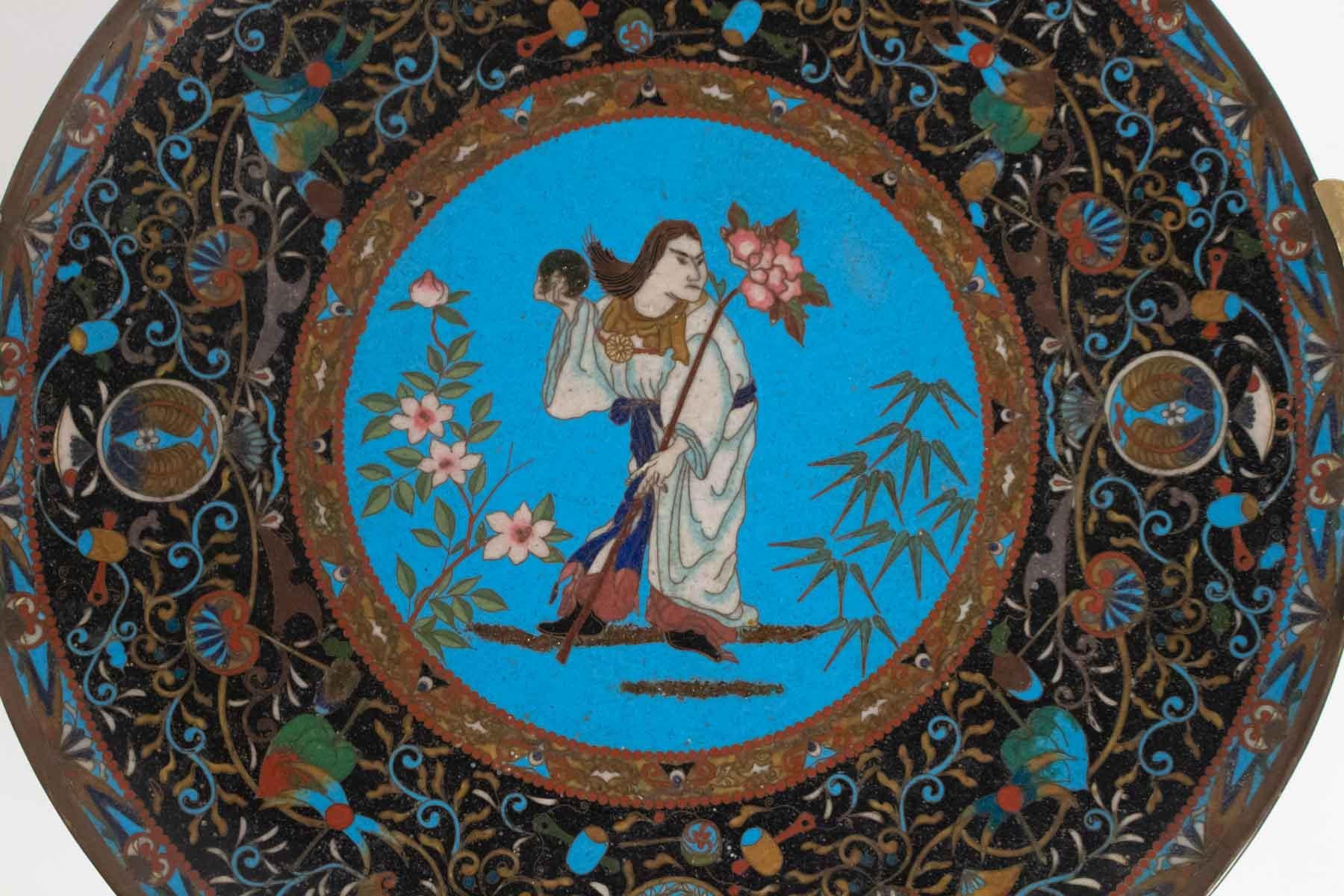 Polychrome Cloisonné Enameled Dish with Character Decor and Entrelcss Fleuris (Asiatisch)