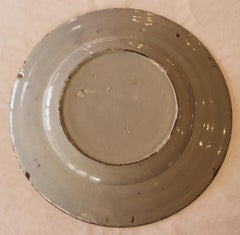 Assiette polychrome de Delft à décor floral