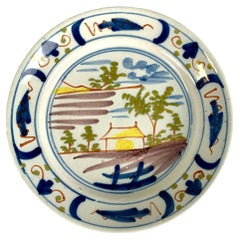 Plat Delft hollandais polychrome peint à la main d'une scène champêtre Circa 1780