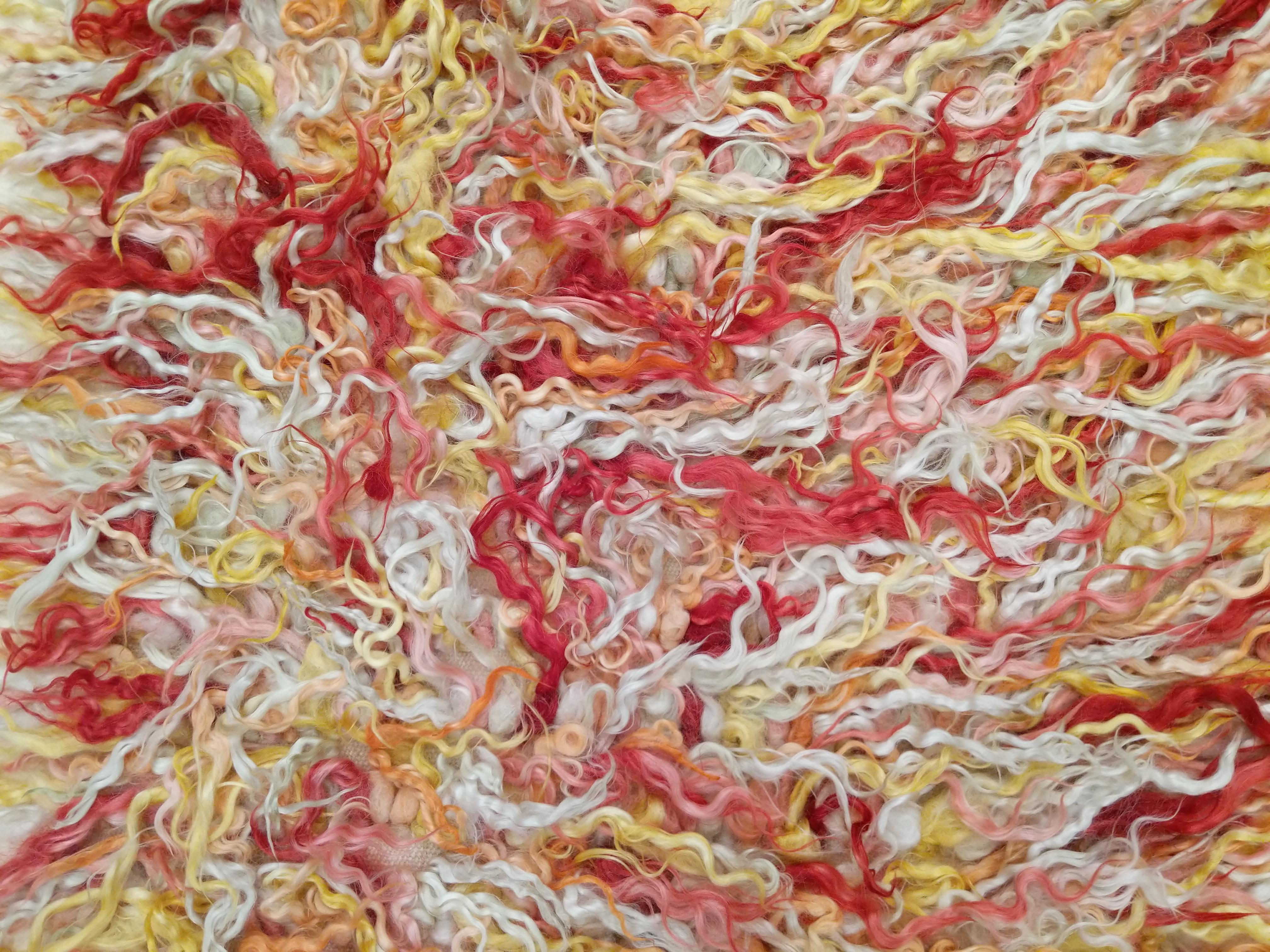 Annodato a mano Tappeto Runner Anatolian in lana d'angora Filikli policroma disegnato da Pini Leibovich in vendita