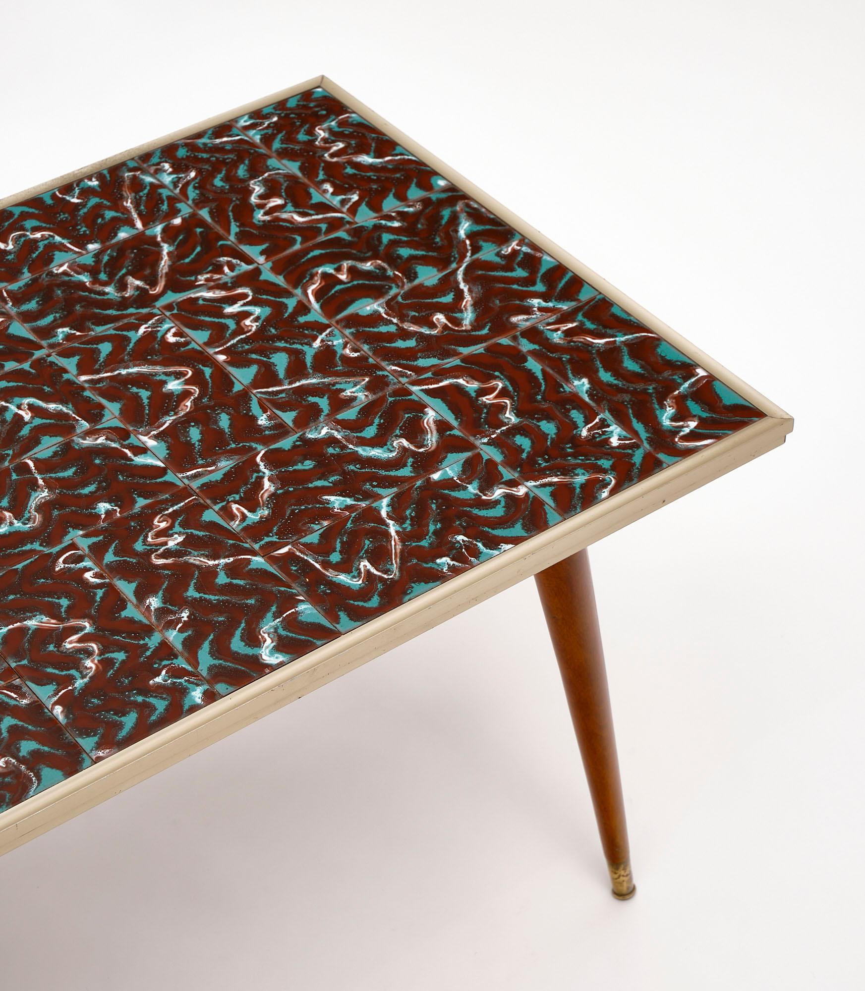 Français Table basse en faïence polychrome en vente