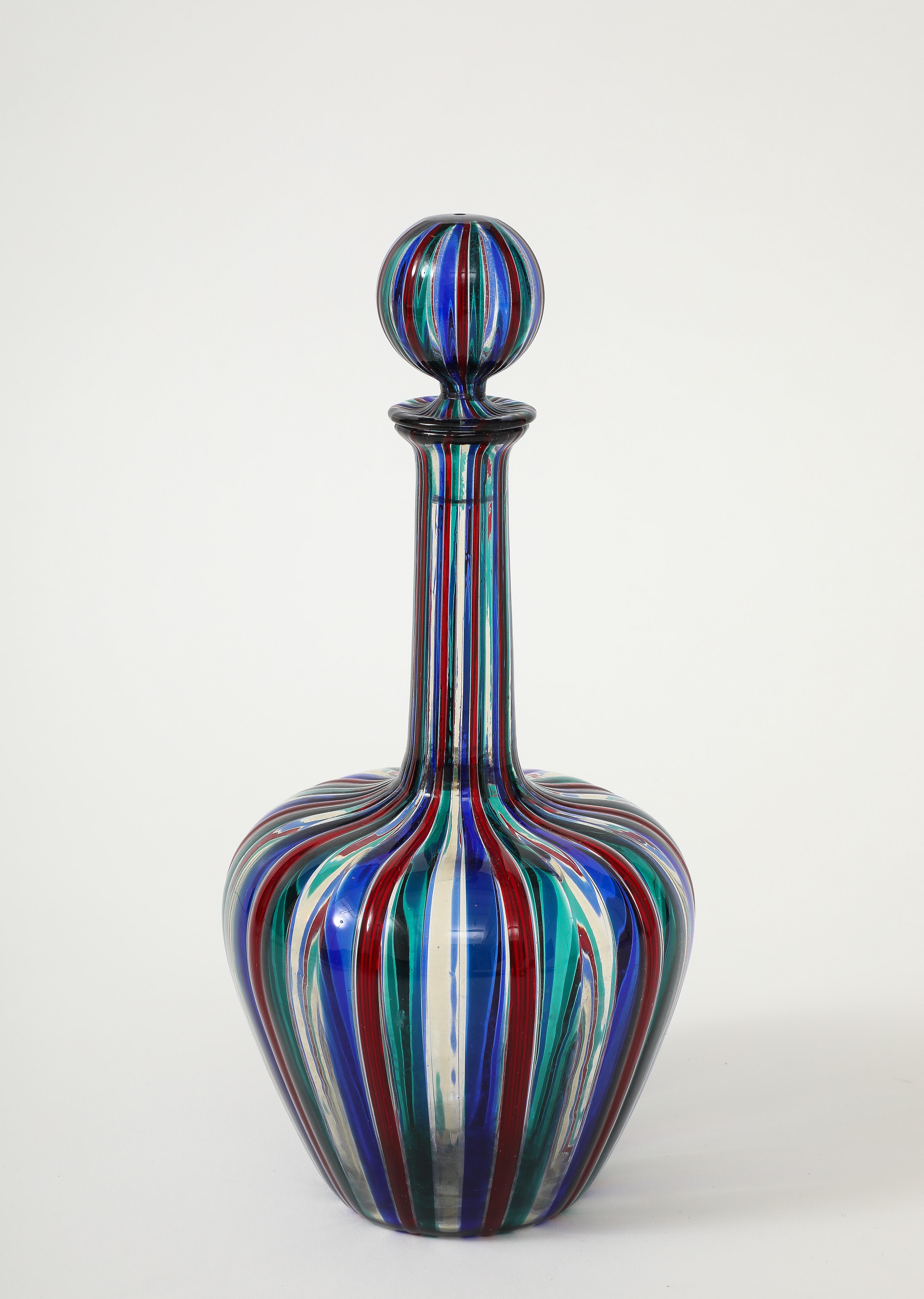 Bouteille canne en verre polychrome attribuée à Gio Ponti pour Venini. Sous l'étiquette en papier d'origine de Venini. Italie : vers 1950

                    


