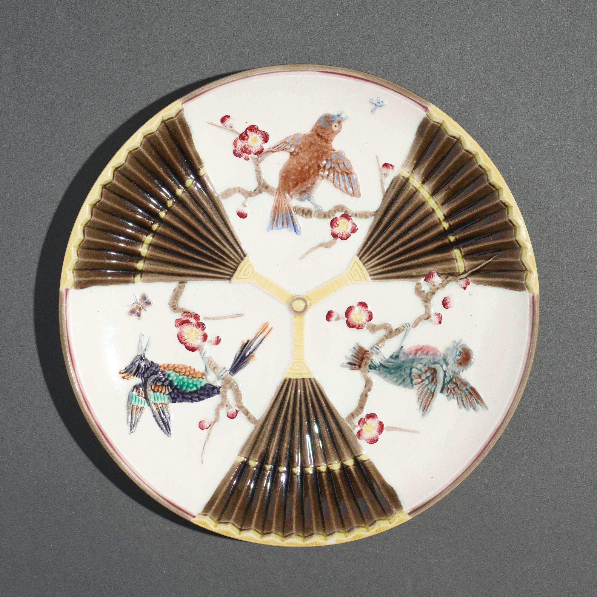 Piatto in maiolica di Wedgwood smaltato in policromia con motivo ARGENTA, di gusto giapponese. Il motivo ARGENTA è stato l'ultimo importante tipo di maiolica disegnato da Wedgwood. Il disegno è diviso in tre spazi definiti da tre ventagli