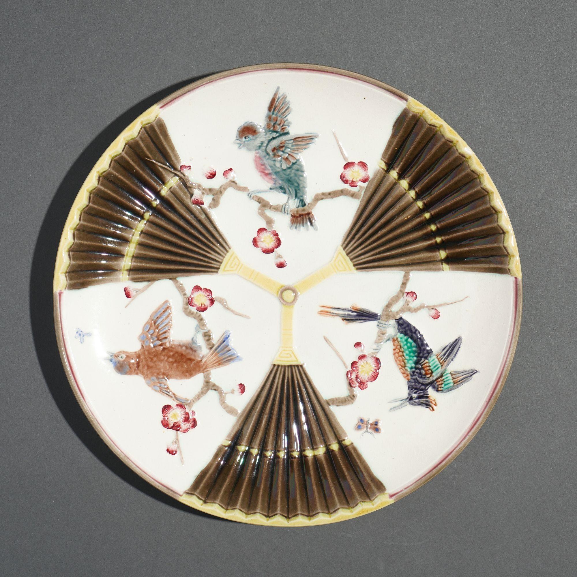 Britannico Piatto in maiolica ARGENTA smaltata in policromia di Wedgwood, 1884 ca. in vendita