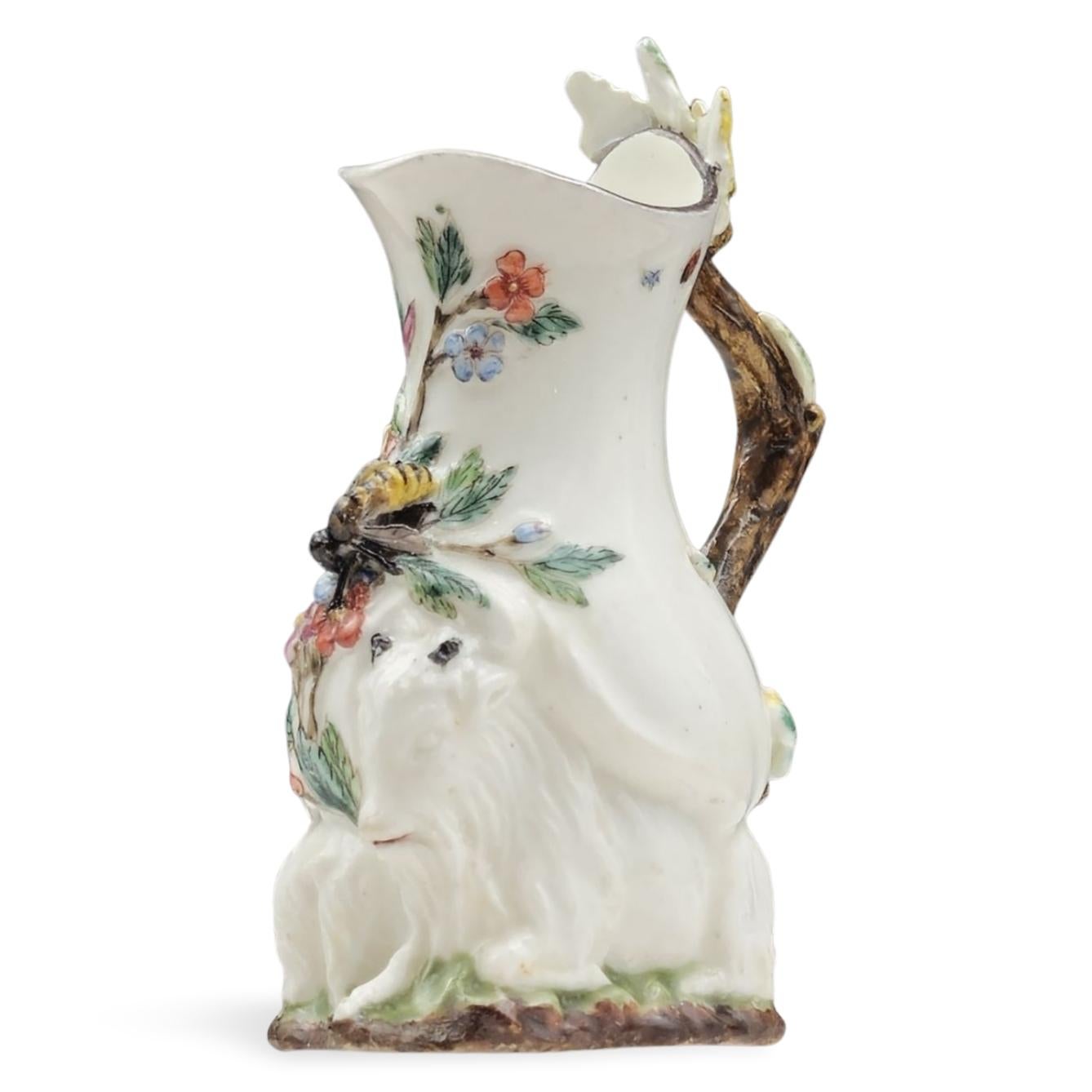 Una de las formas más icónicas de Chelsea, la jarra Cabra y Abeja. Es la pieza que, más que ninguna otra, ha sido elegida para la portada de obras eruditas sobre Chelsea, o sobre la porcelana inglesa en general.

Se cree que se fabricaron unas 300,