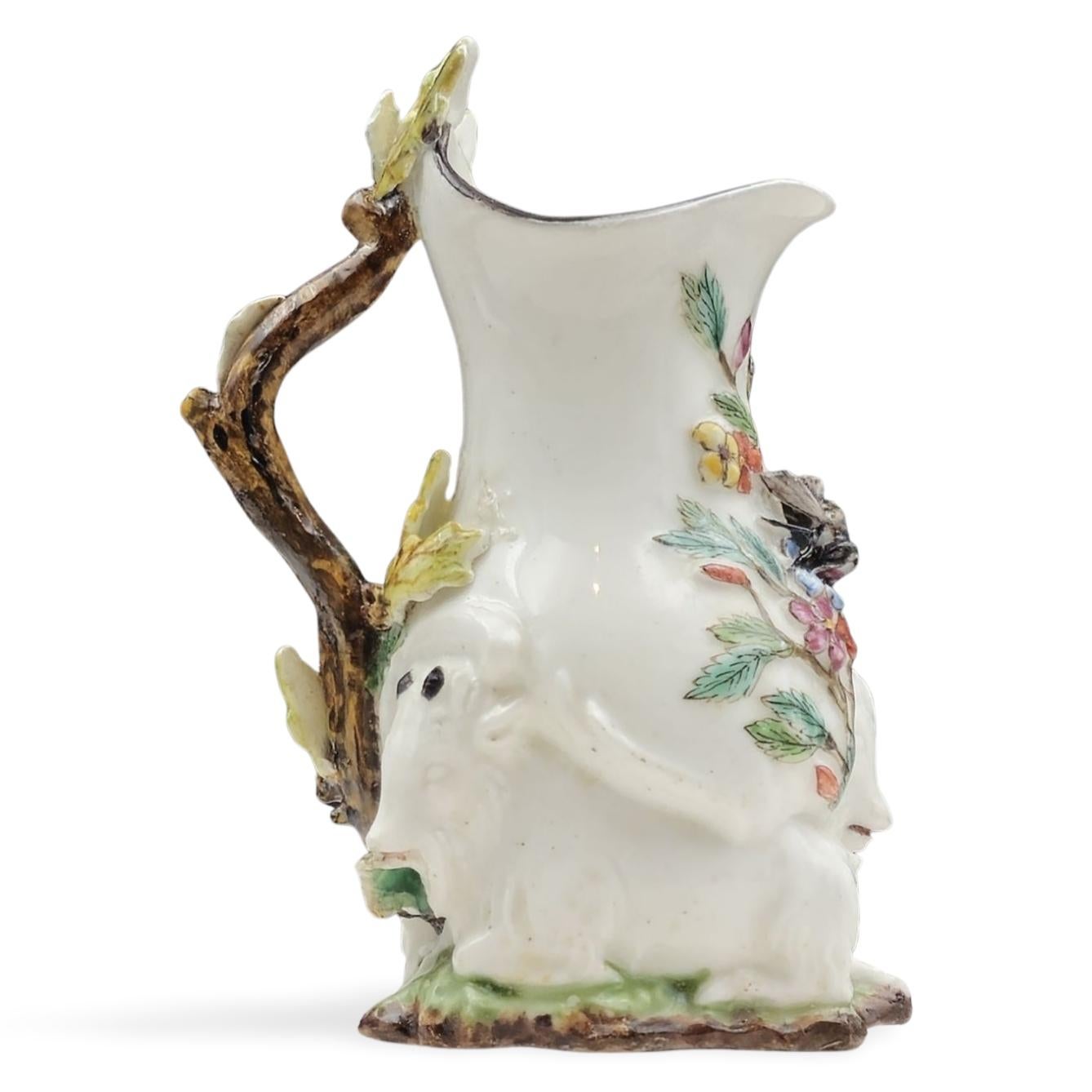 Jarra policromada de cabra y abeja, Chelsea, hacia 1748 siglo XVIII en venta