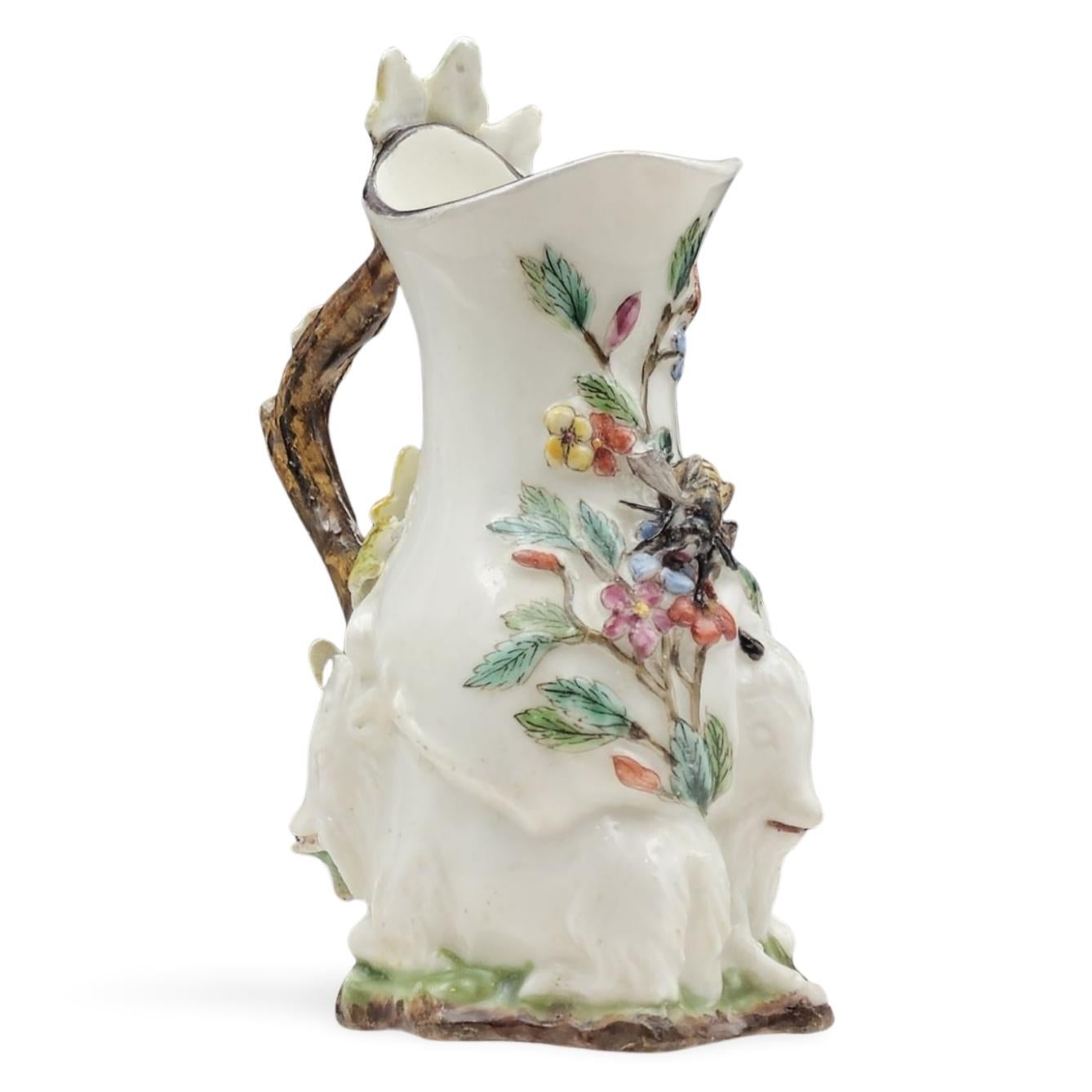 Jarra policromada de cabra y abeja, Chelsea, hacia 1748 Porcelana en venta