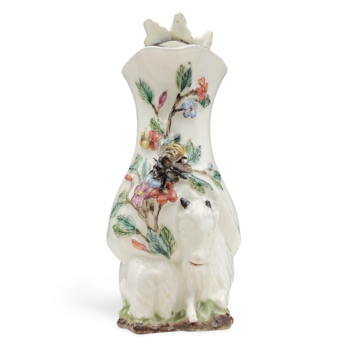 Jarra policromada de cabra y abeja, Chelsea, hacia 1748 en venta 1